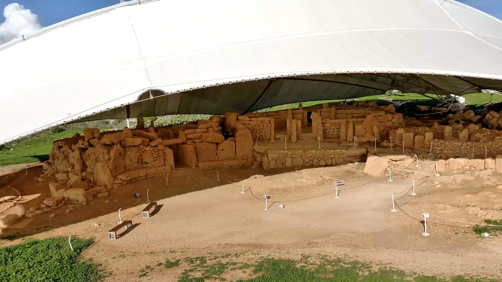 présentation du temple Ħaġar Qim Malte vue extérieure sur le temple Ħaġar Qim de Malte