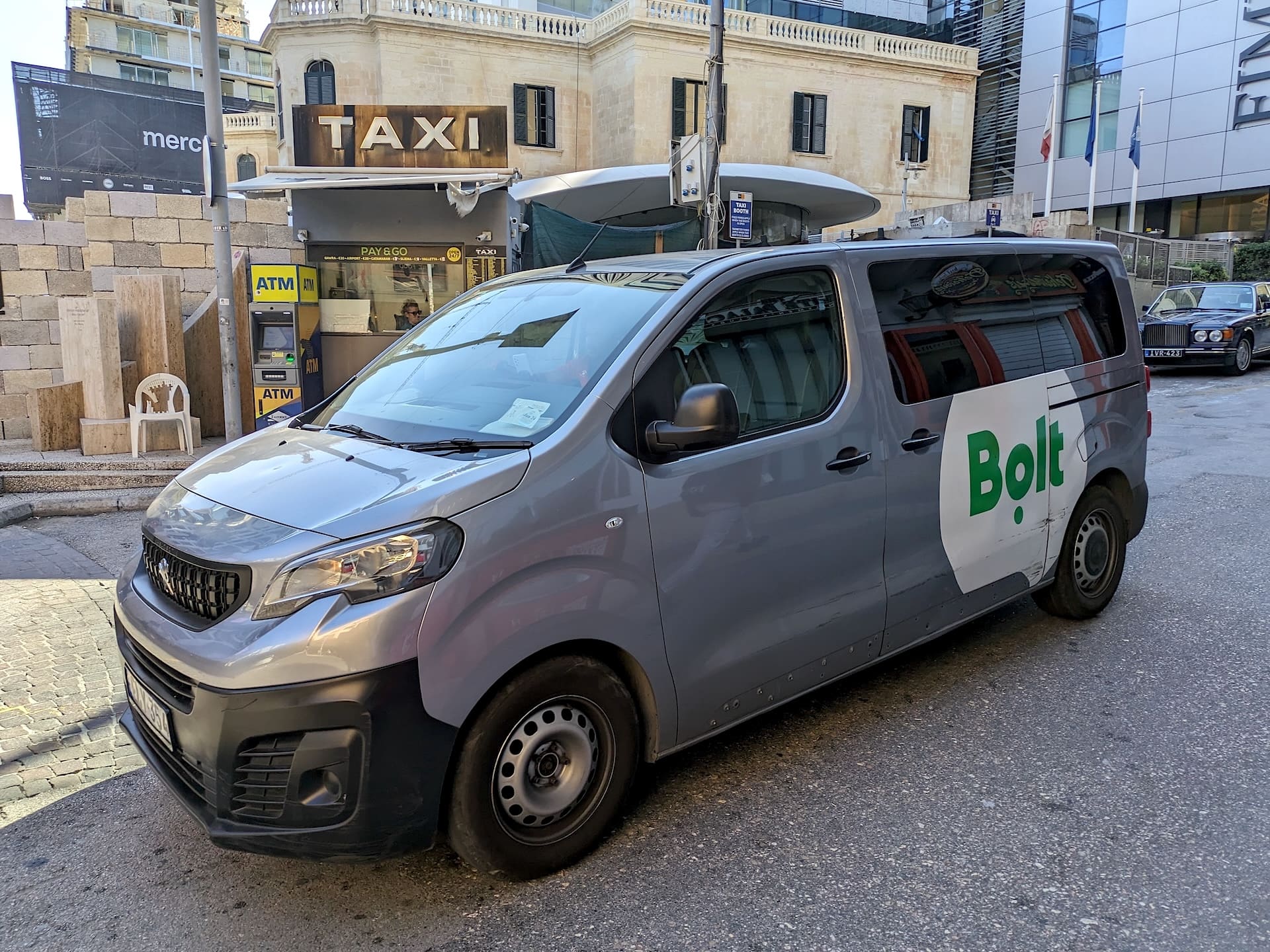 Bolt Malta Coche de Bolt circulando por Malta