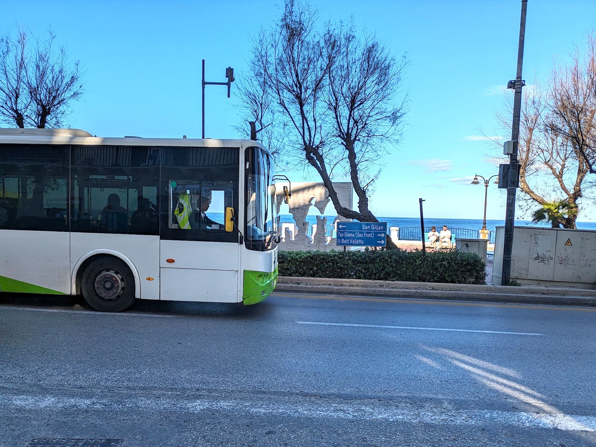 Autobús en Malta Autobús público maltés en una calle de Sliema
