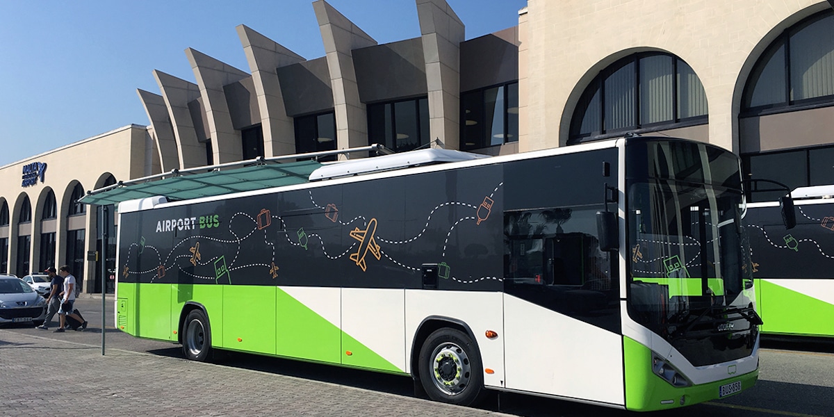 Autobús en el aeropuerto de Malta Parada de autobús frente al aeropuerto de Malta