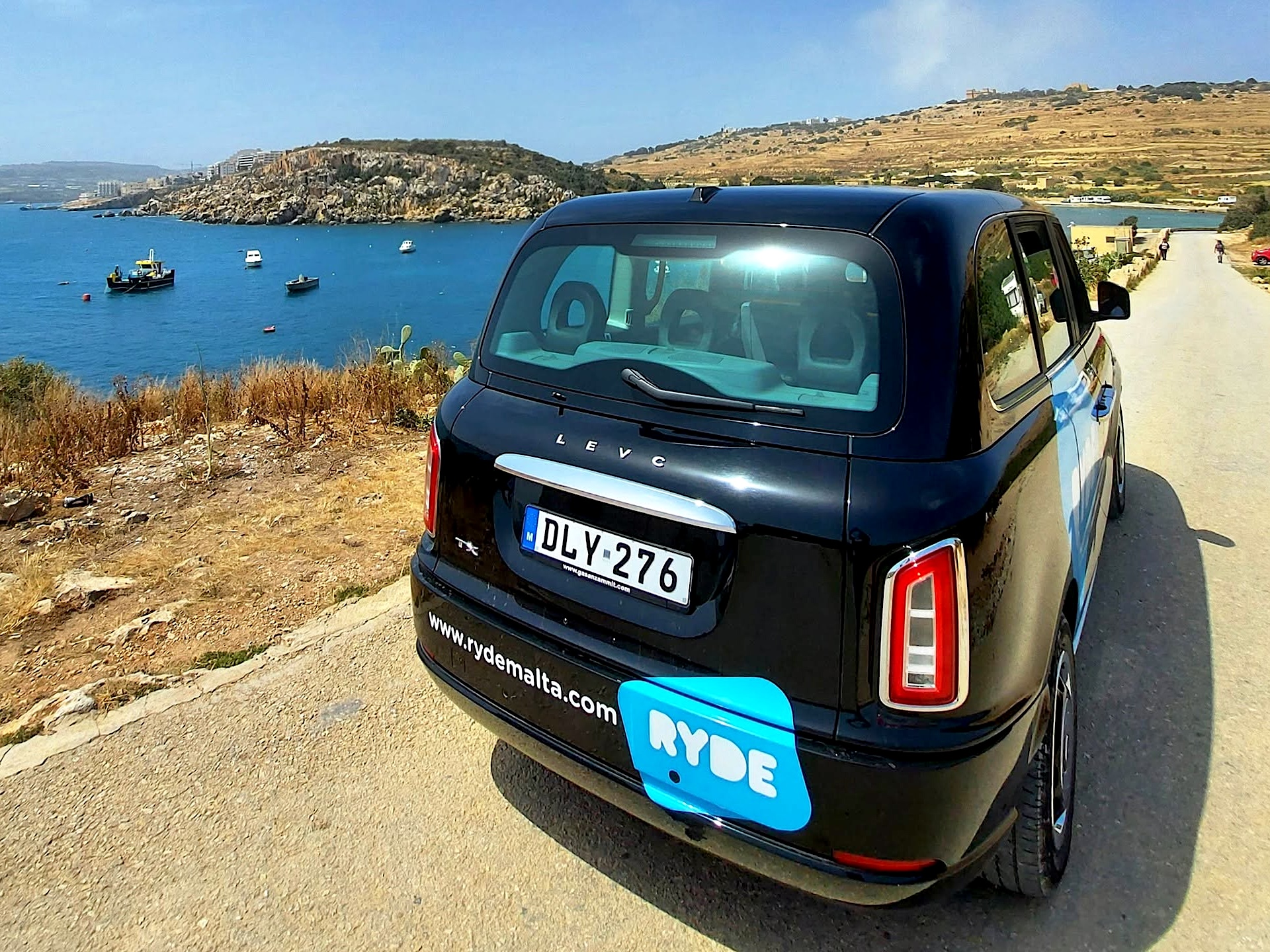Ryde Malta Taxi eléctrico negro Ryde de estilo londinense en Malta
