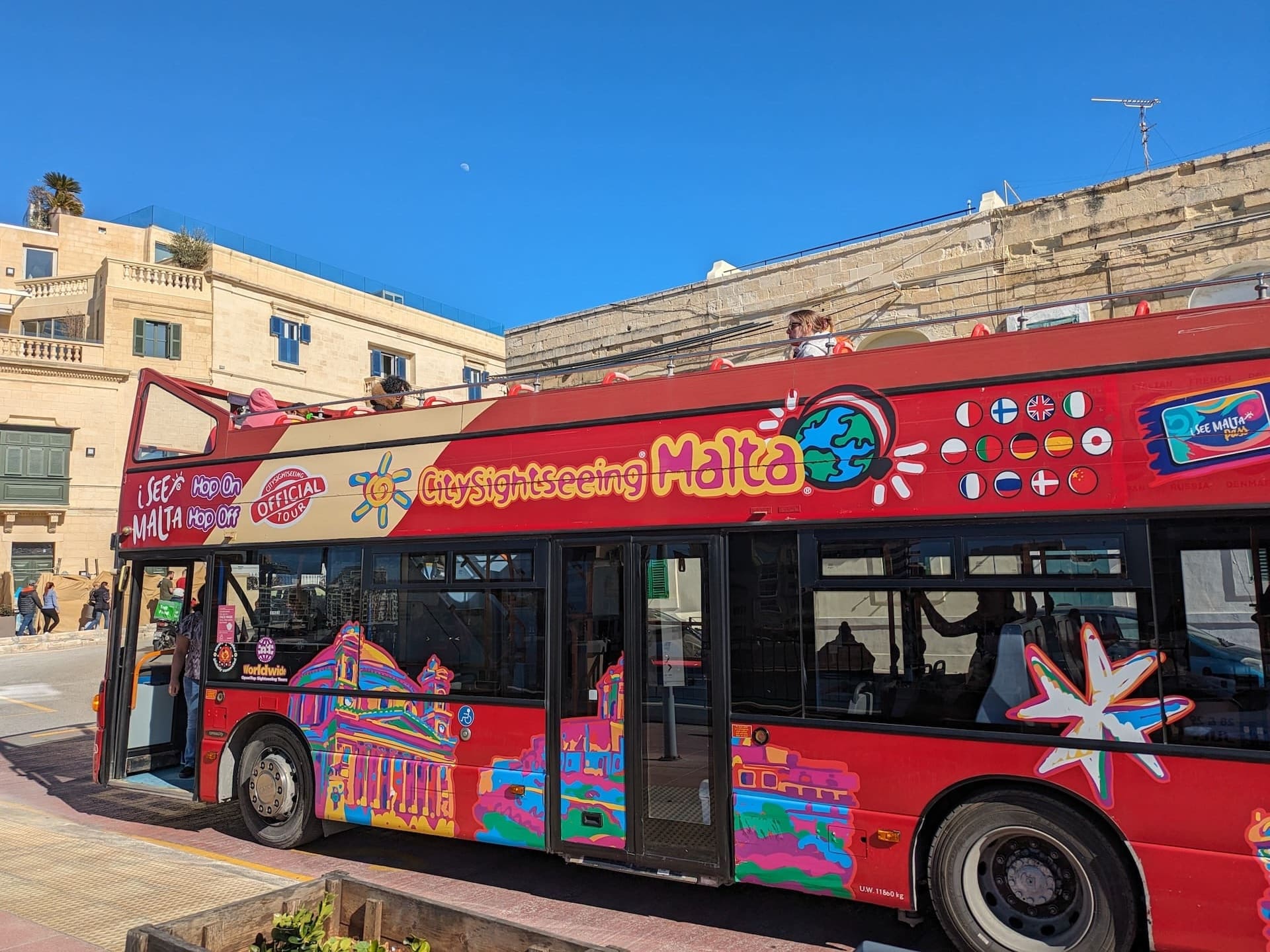 Autobús turístico en Malta Autobús turístico rojo descapotable en Malta