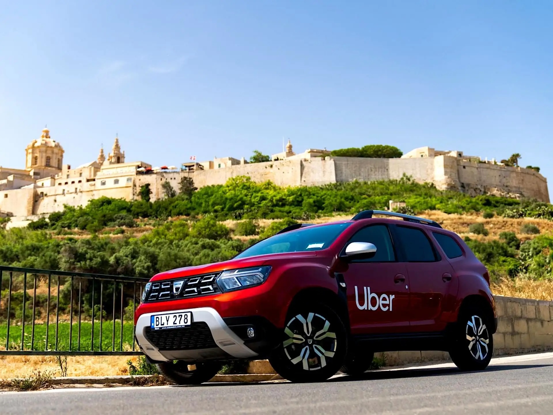Uber Malta Coche rojo de Uber frente a Mdina en Malta