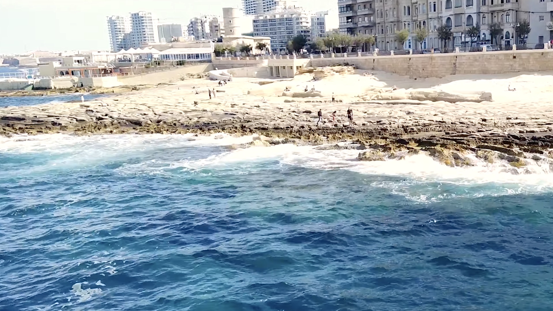 Plage de Malte : Fond Għadir Beach Vue sur Fond Għadir Beach et le Surfside à Sliema