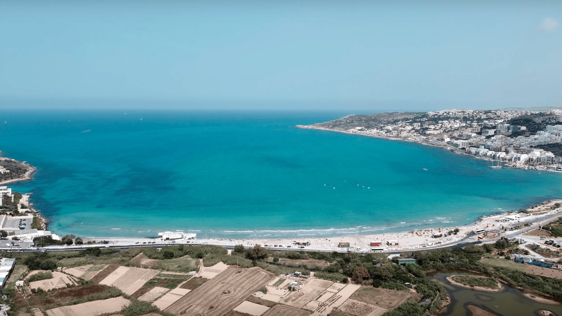 Plage de Malte : Għadira Bay Plage de Malte Għadira Bay vue du ciel