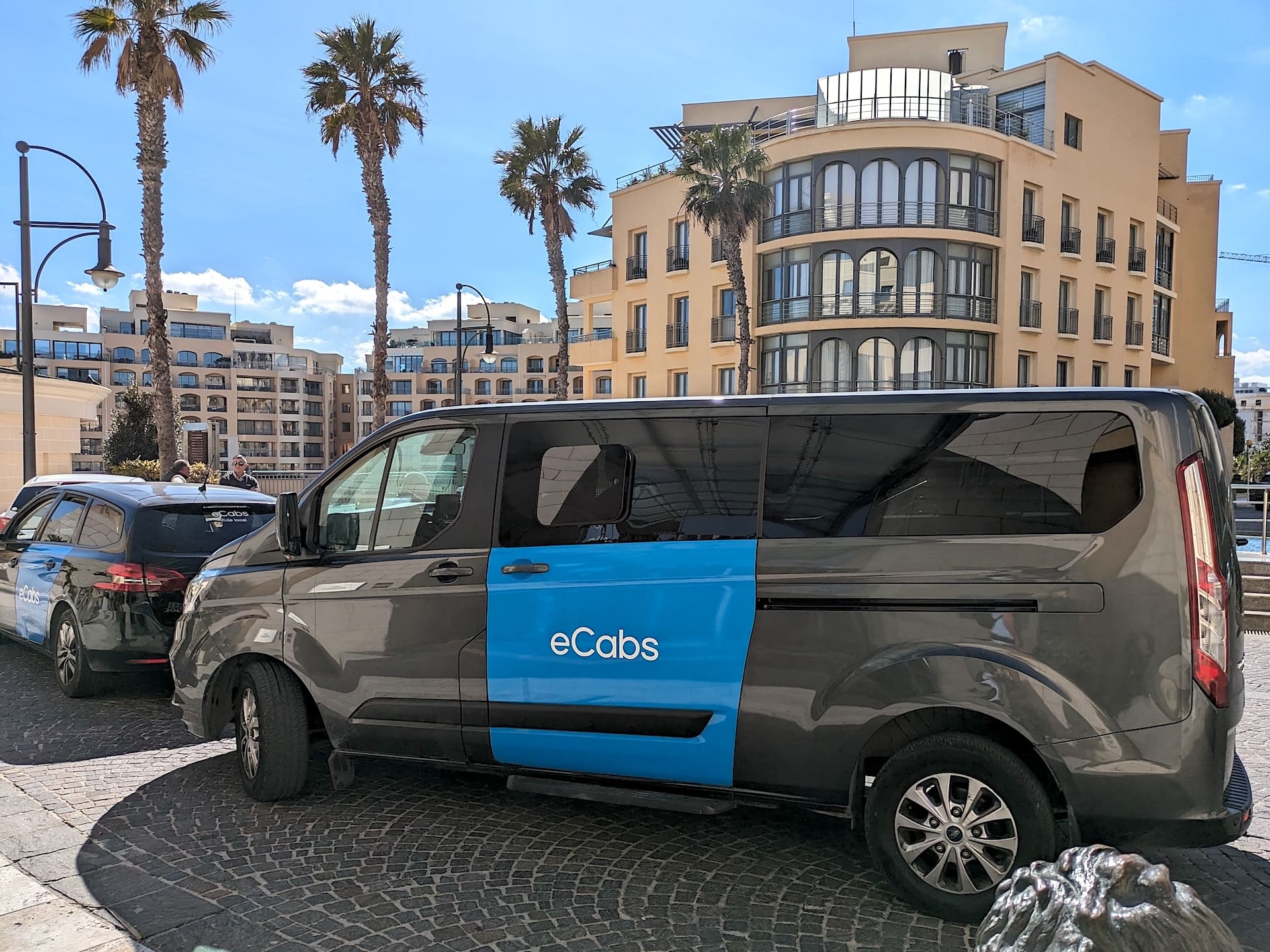 eCabs Malta Berlina e minivan neri eCabs a Malta
