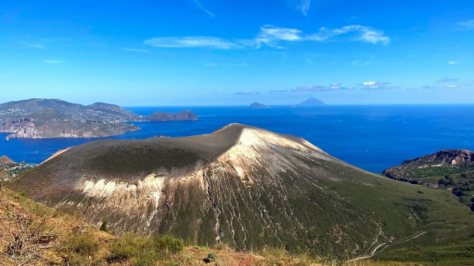 Îles Éoliennes, Sicile Cratère de Vulcano avec Lipari et les îles Éoliennes en arrière-plan
