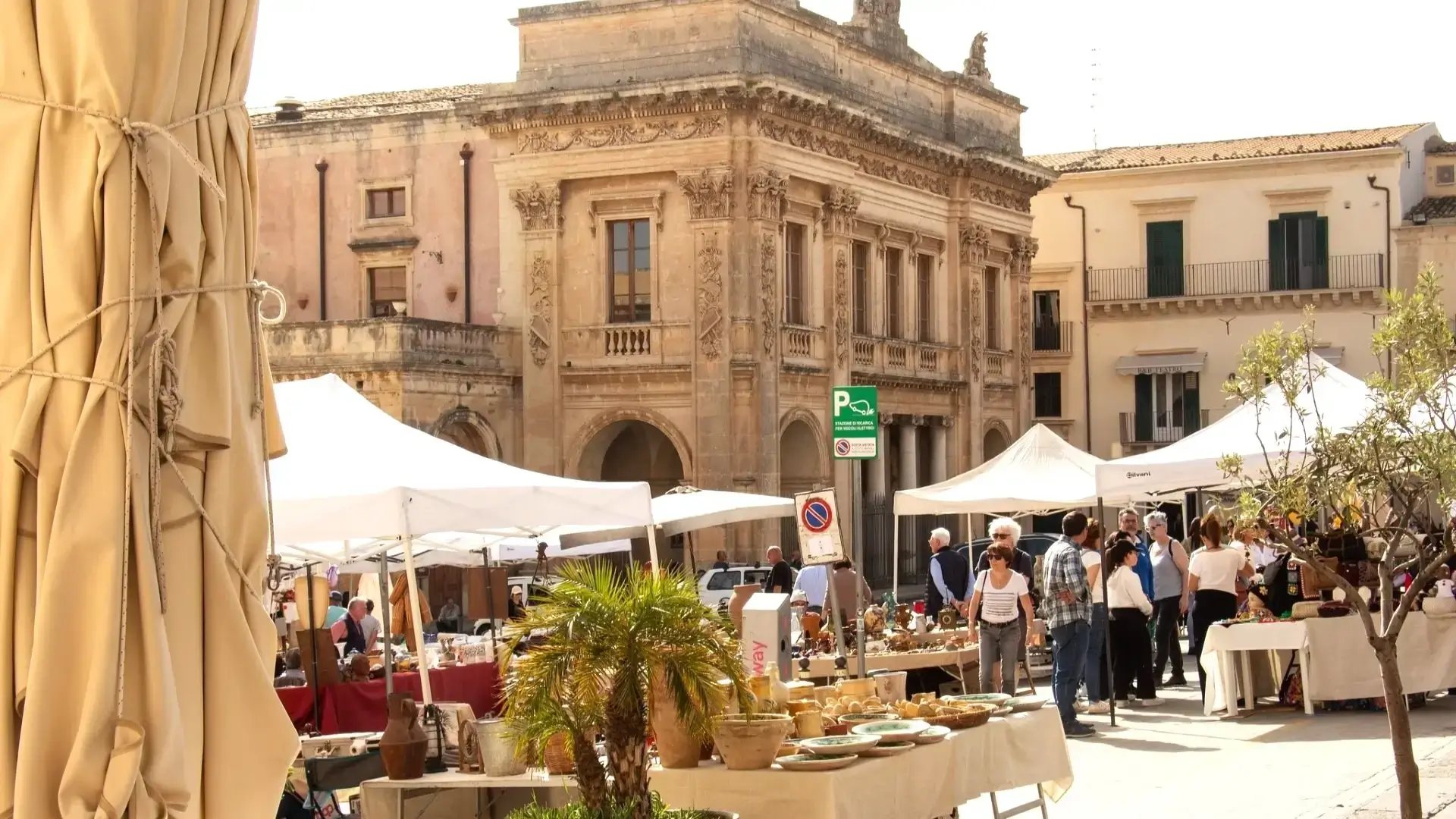 Noto, Sicile Marché sous les palais baroques de Noto
