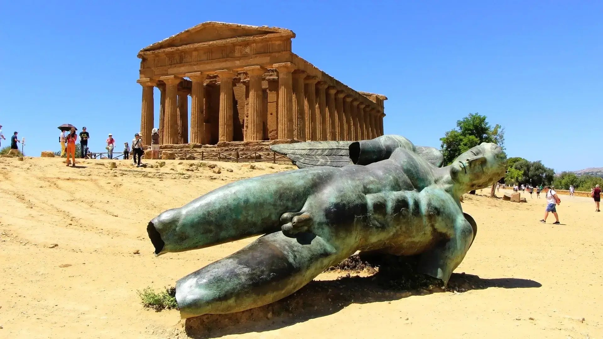 Vallée des Temples, Agrigente Temple de la Concorde et statue d’Icare couchée dans la Vallée des Temples
