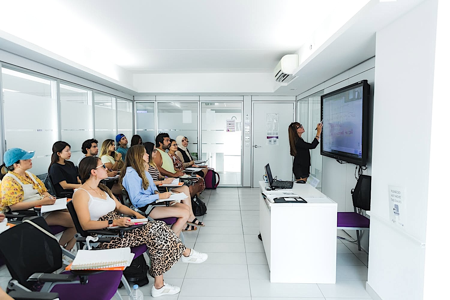 Salle de classe d’ACE English Malta Cours d’anglais en petit groupe dans une salle de classe d’ACE English Malta
