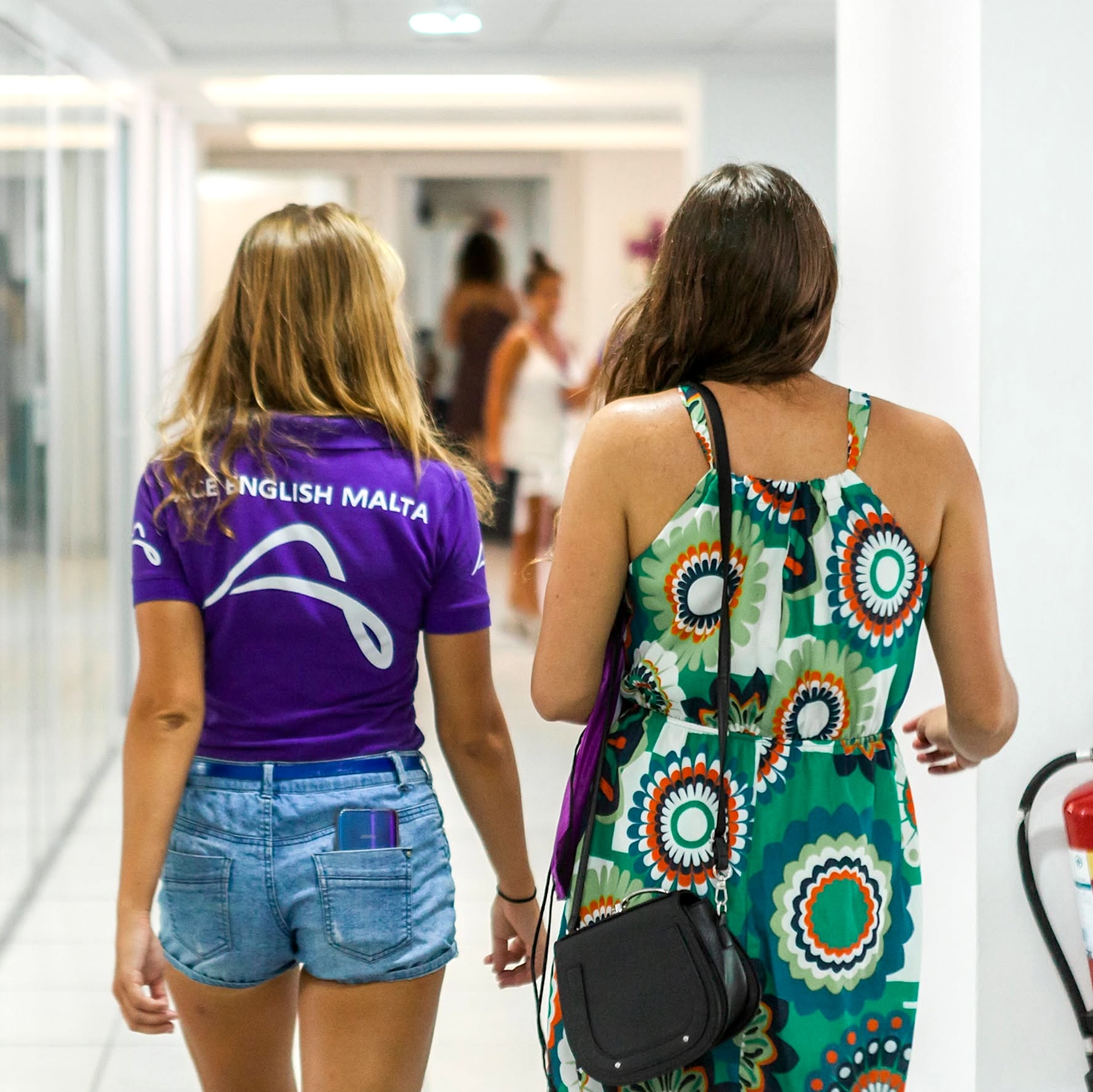 Couloirs d’ACE English Malta Deux étudiantes dans un couloir de l’école ACE English Malta