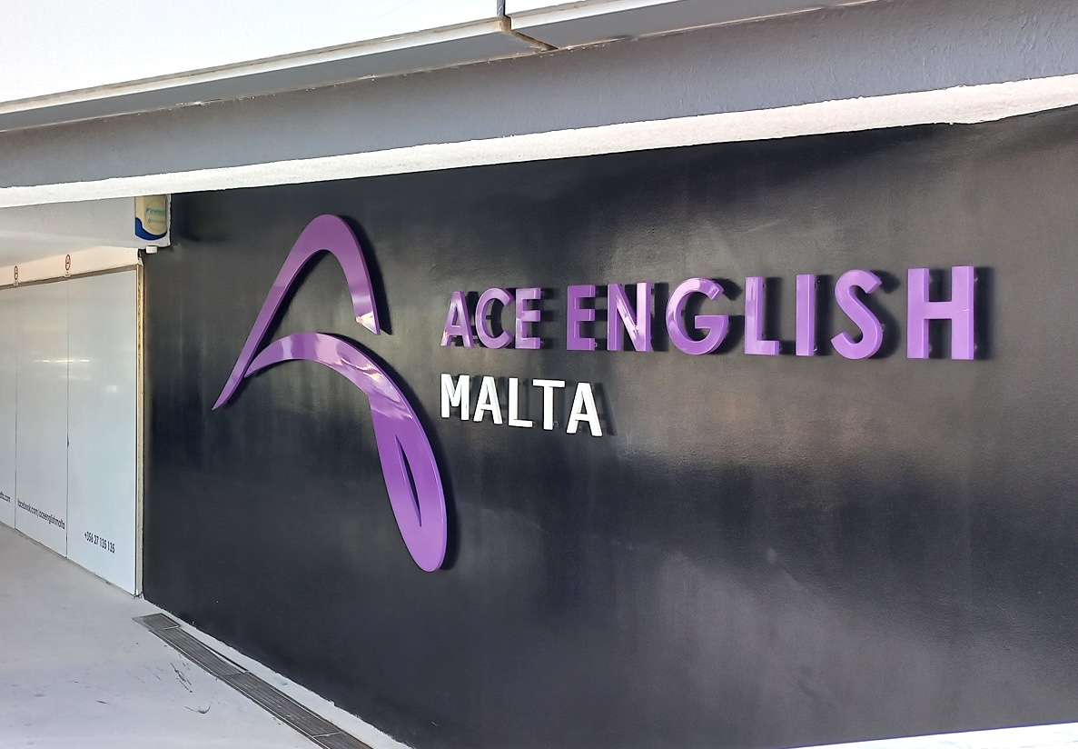 Entrée de l’école ACE English Malta Enseigne ACE English Malta à l’entrée de l’école