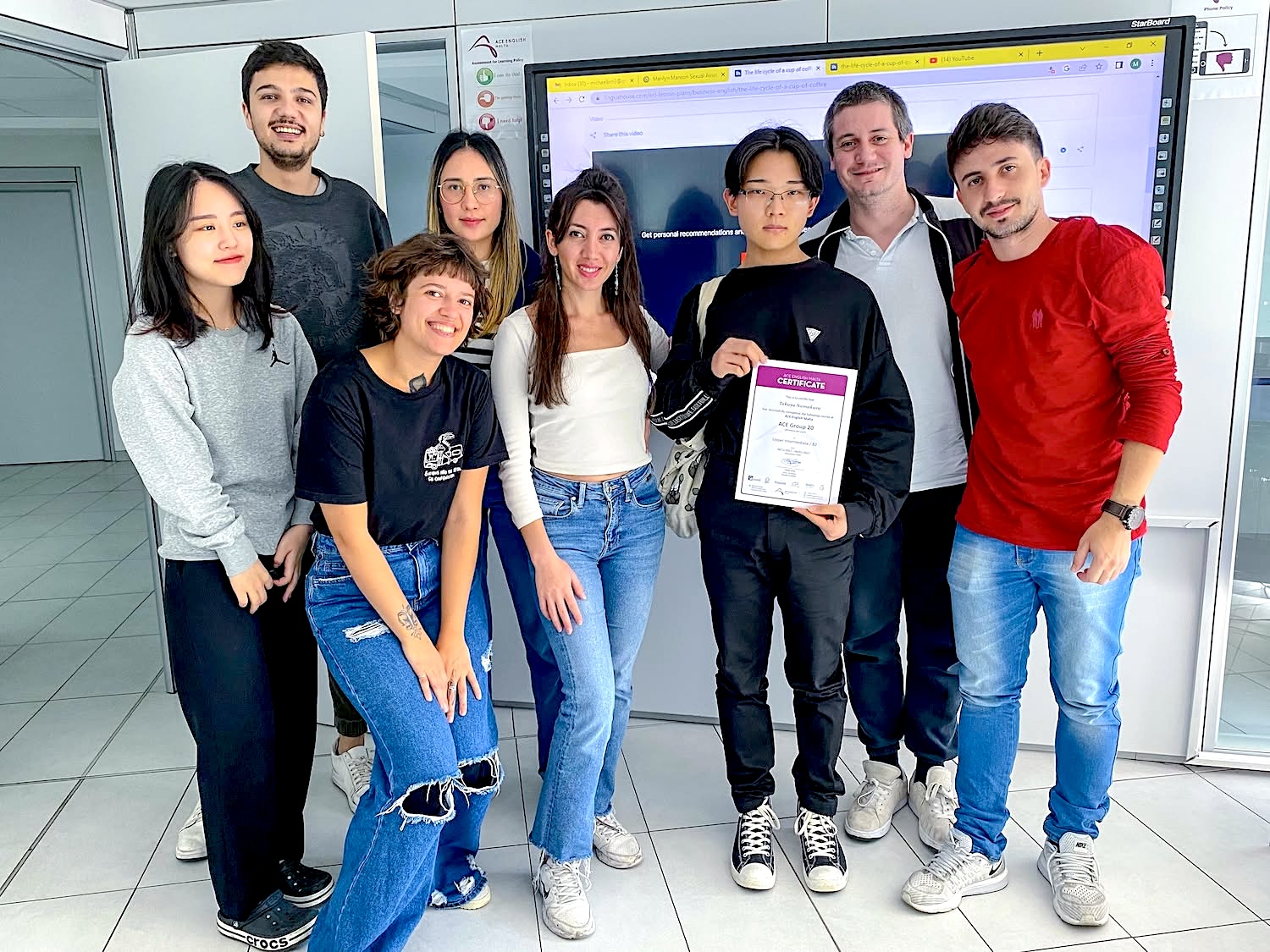 Remise de certificat à ACE English Malta Groupe d’étudiants d’ACE English Malta posant avec leur certificat de fin de cours