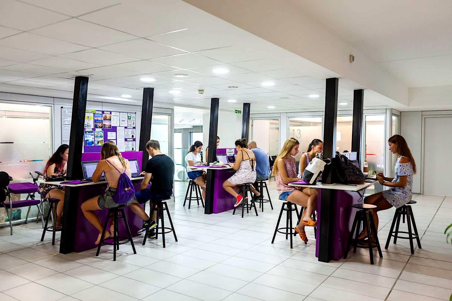 Espace d’étude d’ACE English Malta Espace de travail en autonomie avec ordinateurs portables à ACE English Malta