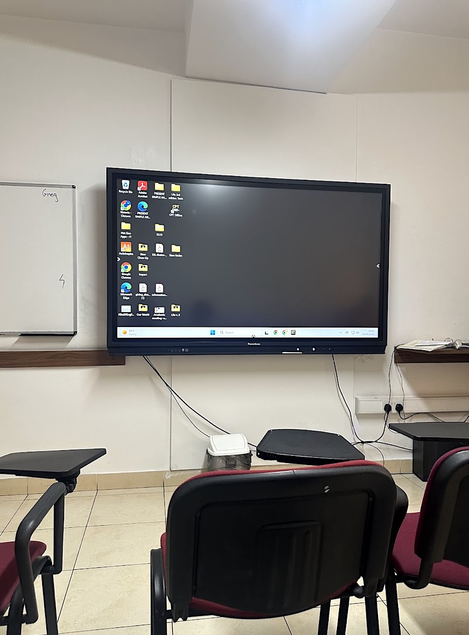 Aula de BELS Malta Aula de BELS Malta equipada con una pantalla interactiva