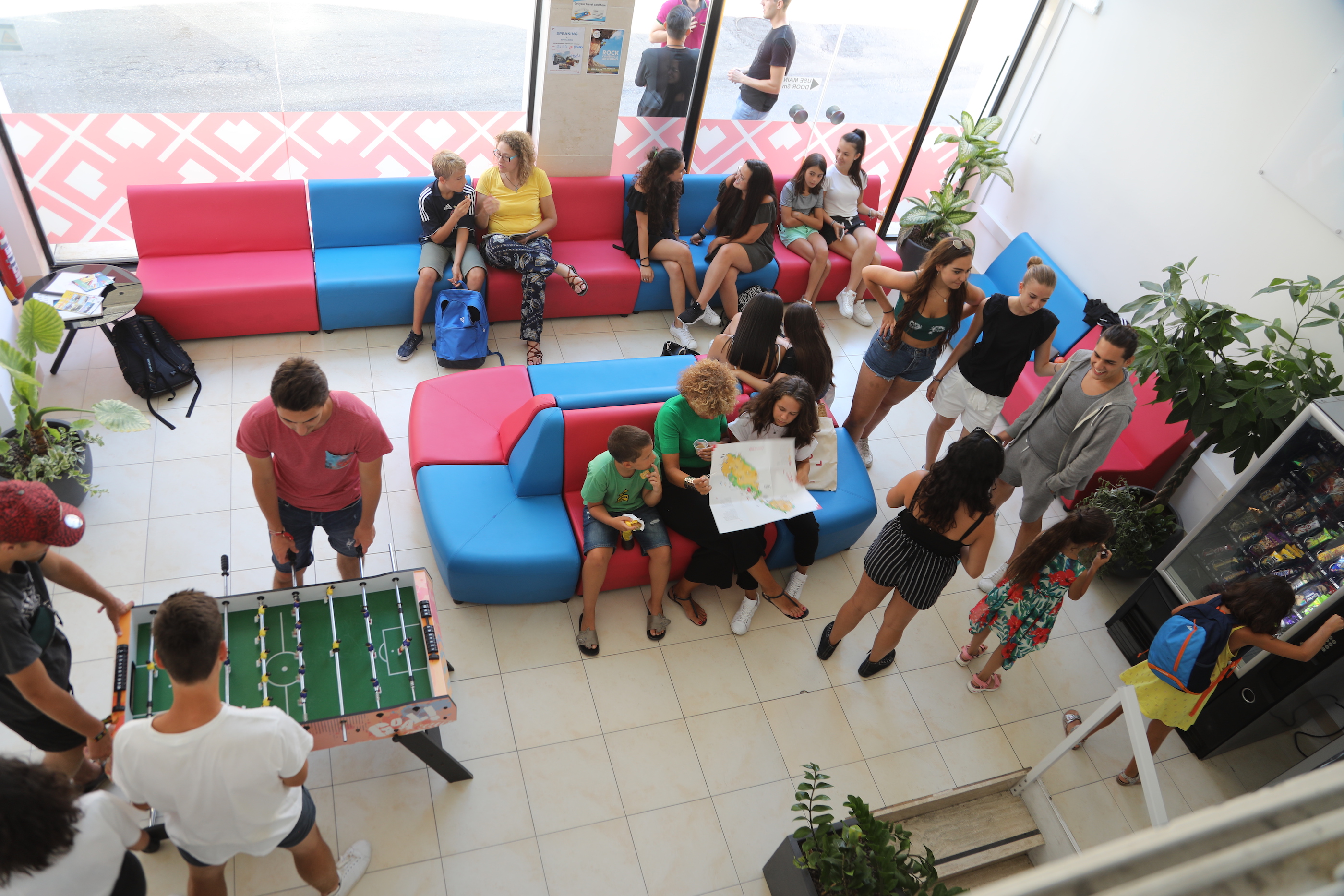 Zona común de BELS Malta Zona de descanso colorida de BELS Malta con futbolín y estudiantes
