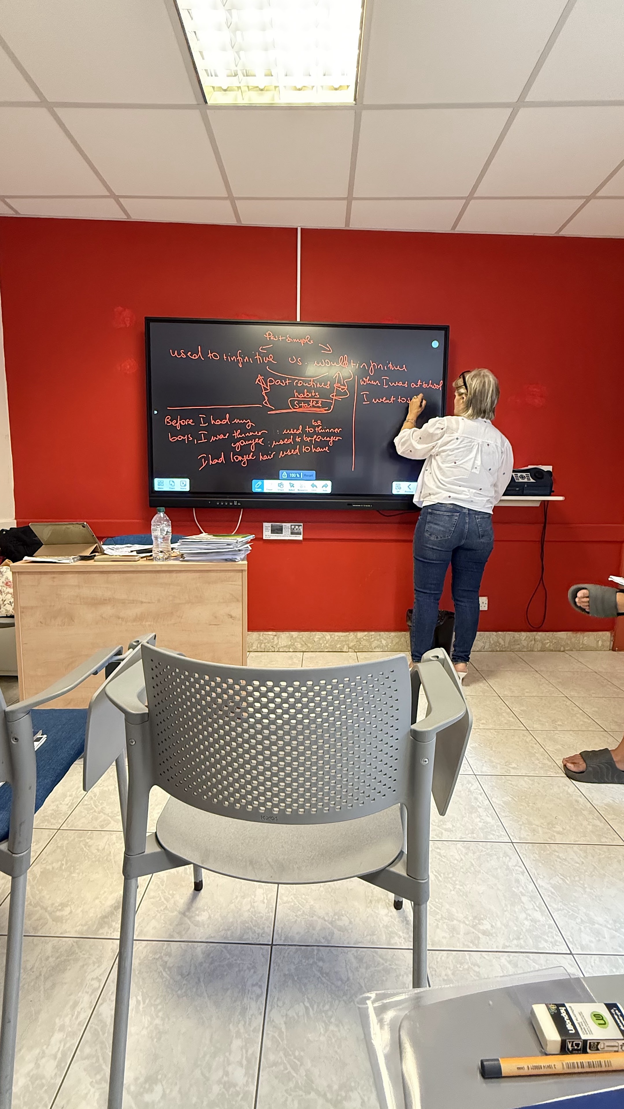 Lesson at Clubclass Teacher at an interactive screen in a Clubclass classroom