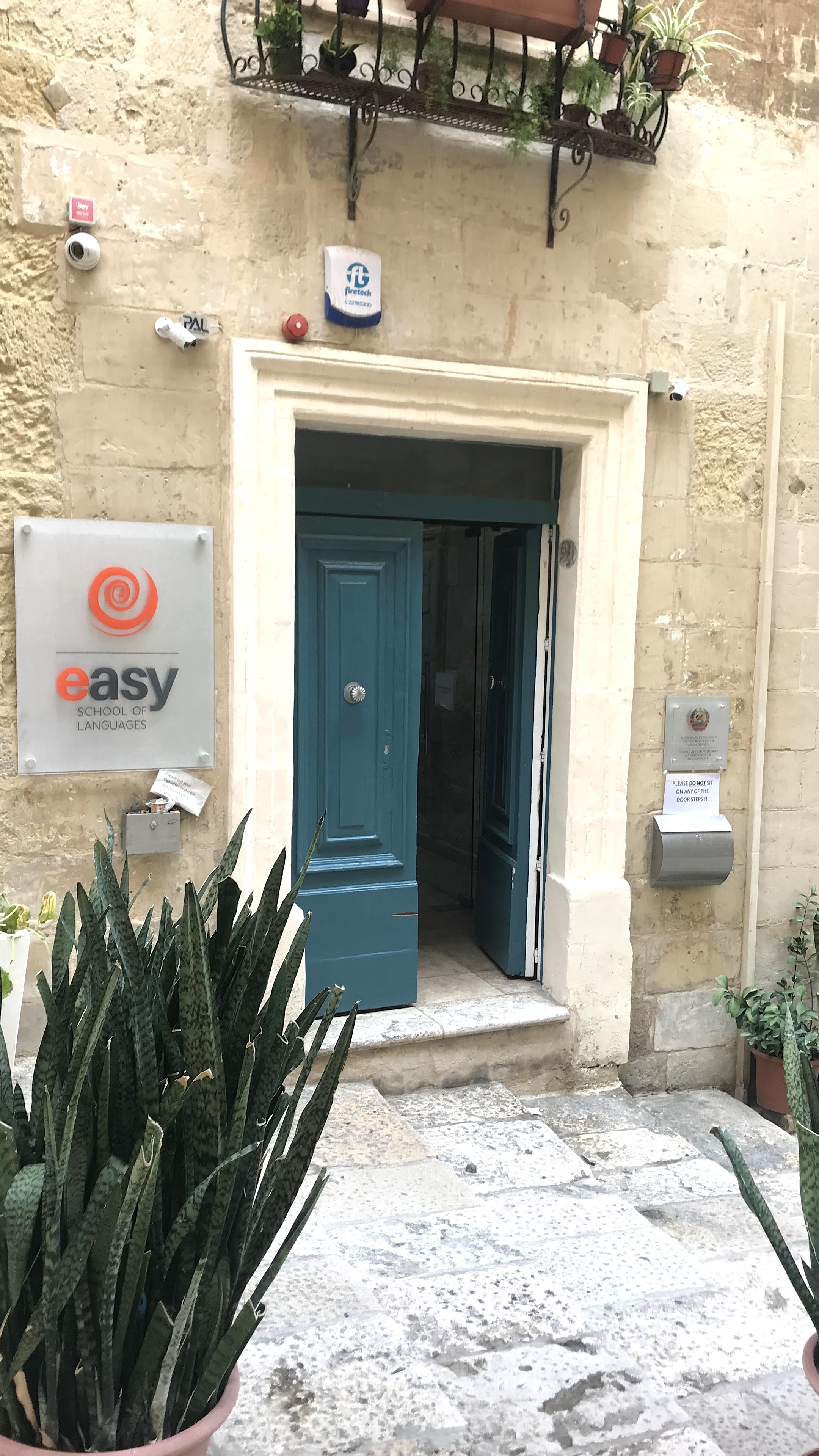 Easy School of Languages entrance Entrance of the Easy School of Languages in Valletta