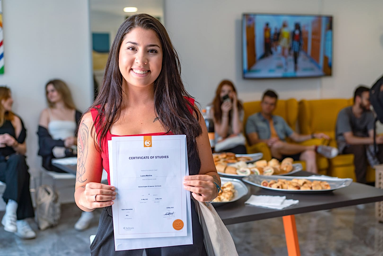 Étudiante présentant son certificat de fin de cours à EC Malta