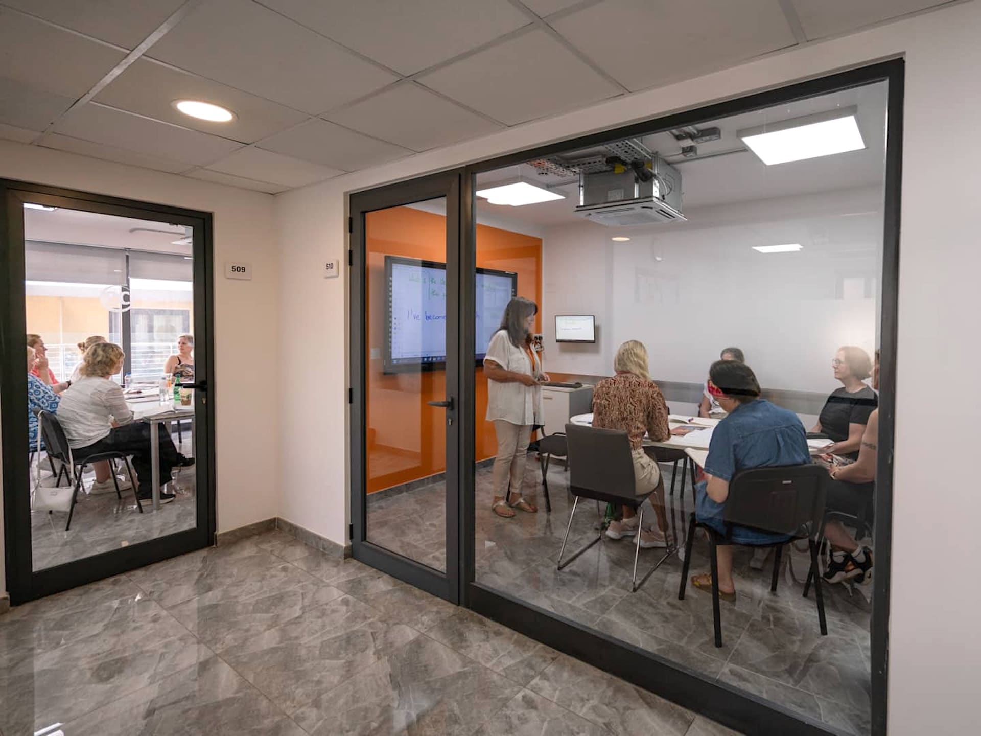 Salles de classe vitrées d’EC Malta pendant un cours d’anglais