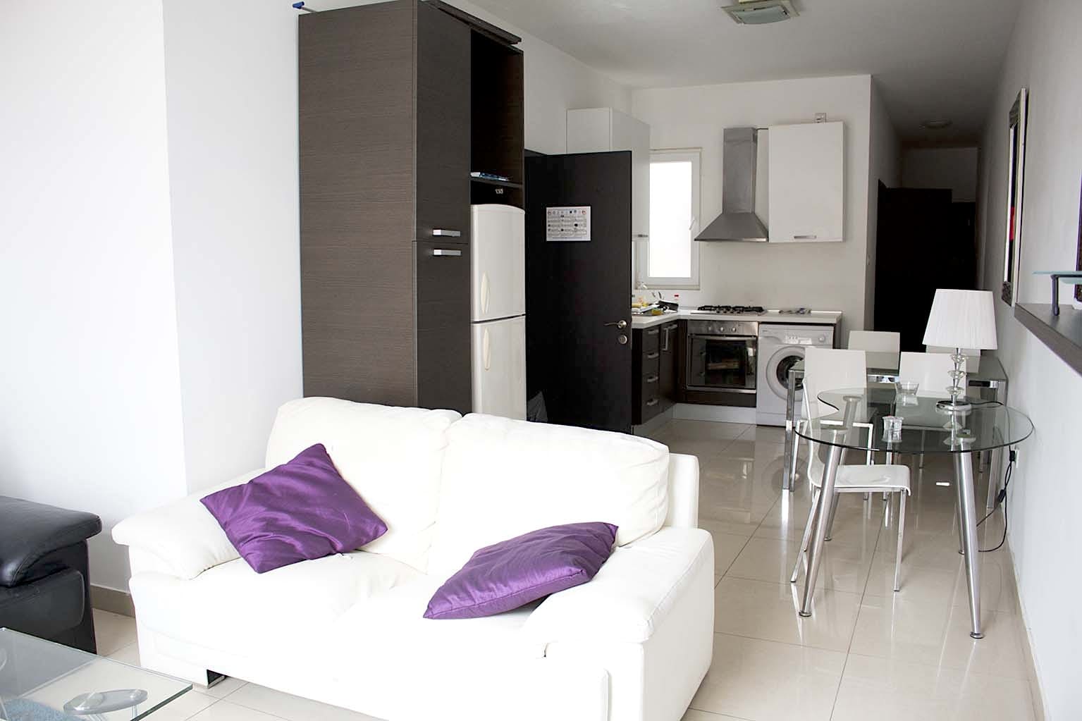 Séjour et cuisine ouverte d’un appartement étudiant d’EC Malta