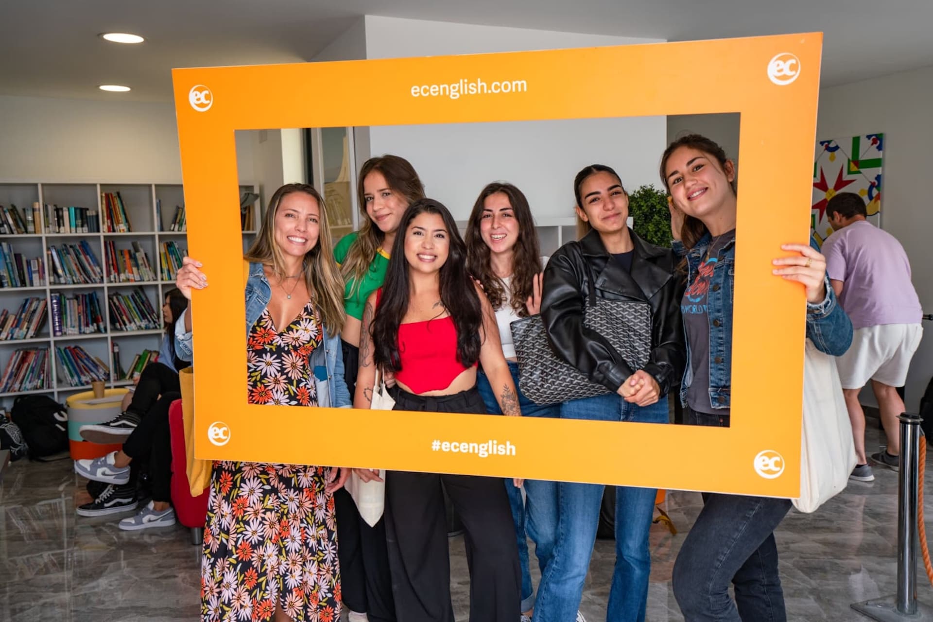 Groupe d’étudiantes posant avec le cadre photo EC dans la bibliothèque d’EC Malta