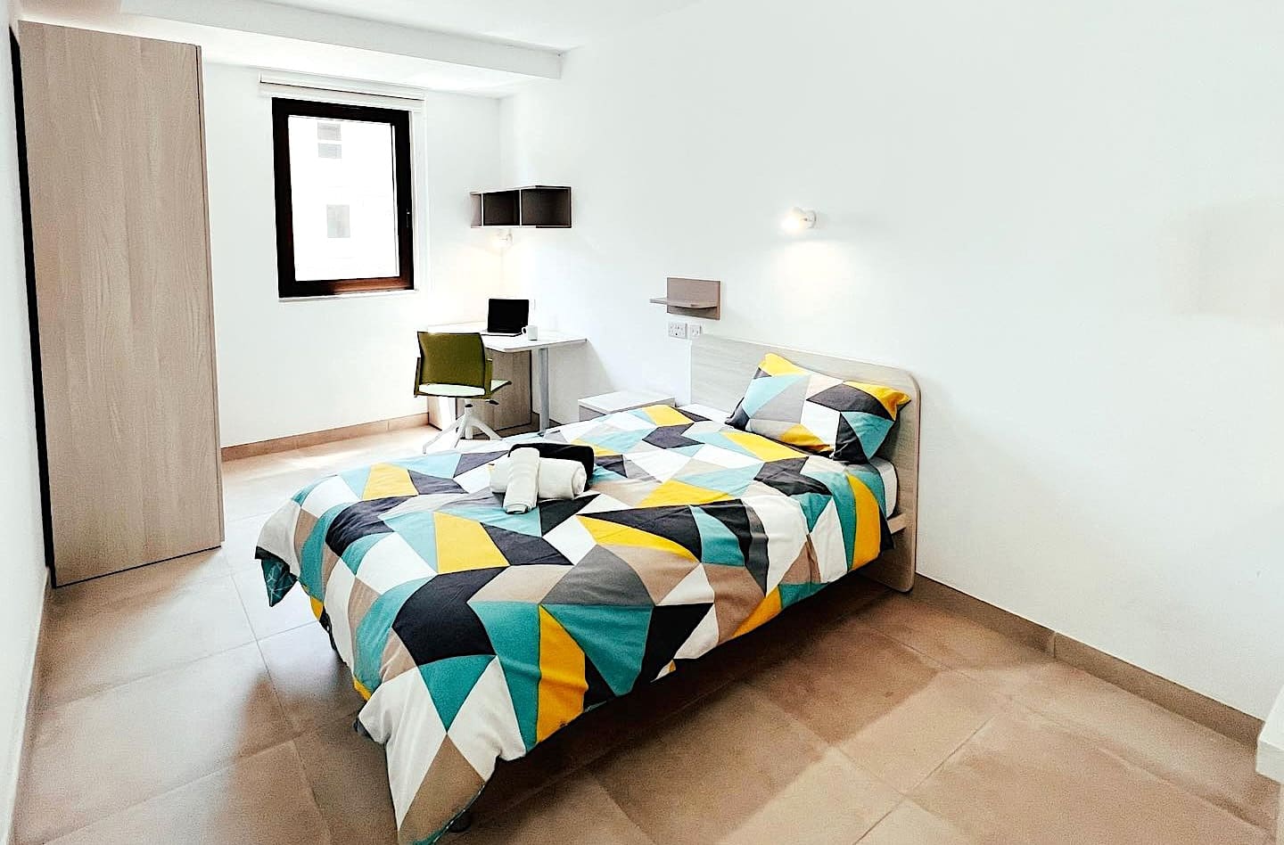 Chambre moderne de la résidence étudiante Campus Hub proposée par EC Malta