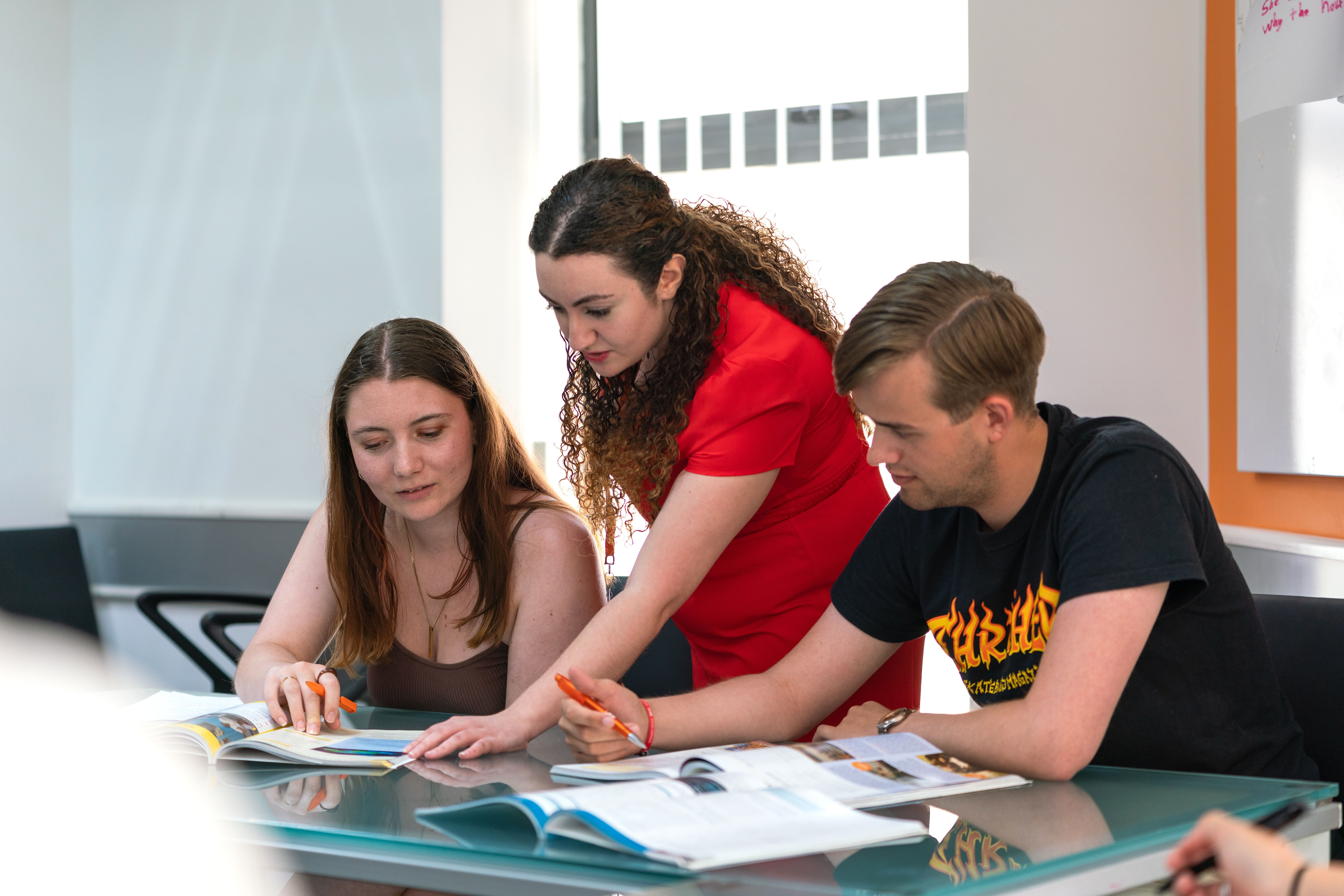 Étudiants d’EC Malta travaillant ensemble avec l’aide d’une enseignante