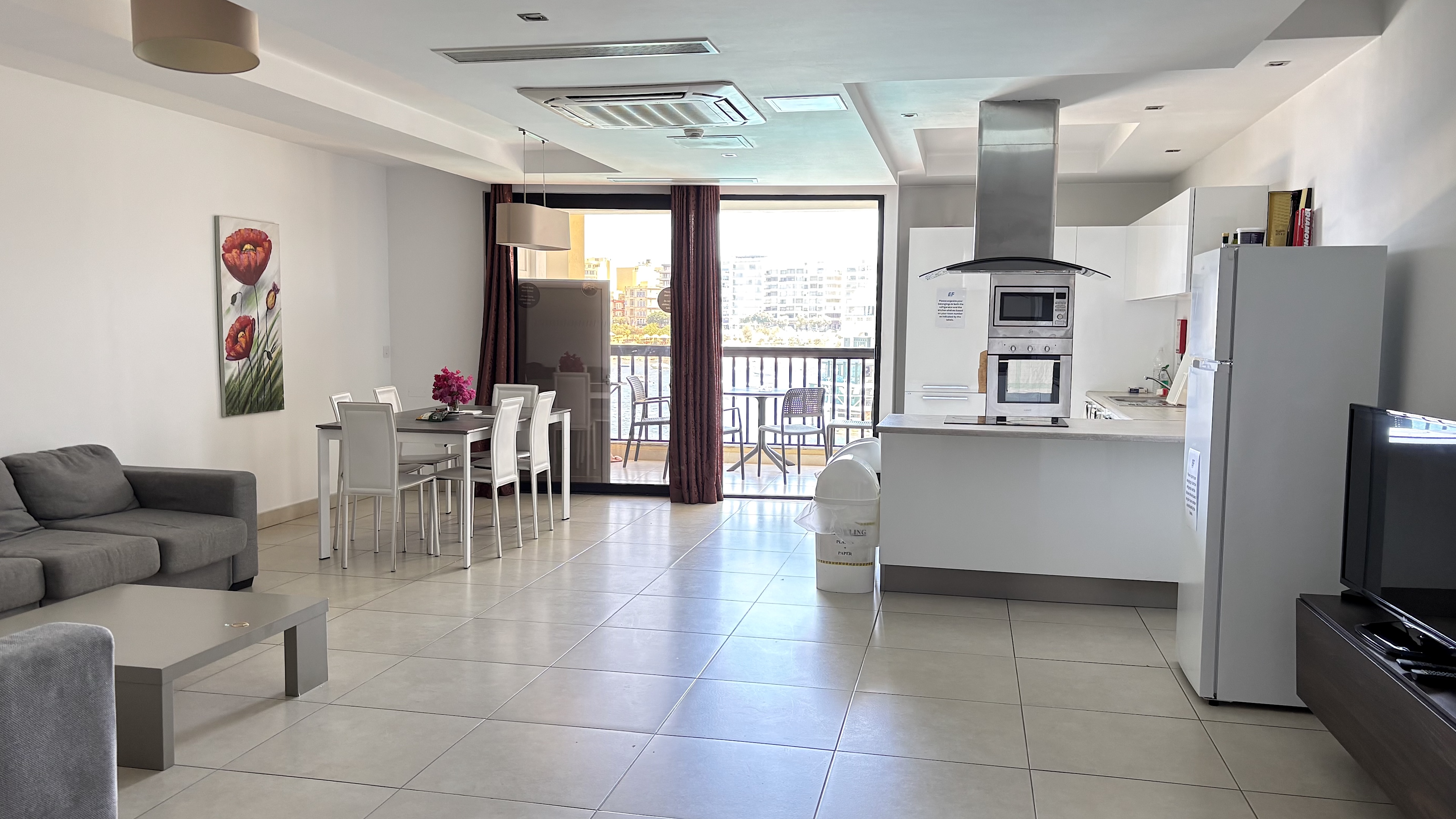 Apartamento da EF Malta Sala de uma residência de estudantes da EF Malta com vista de mar