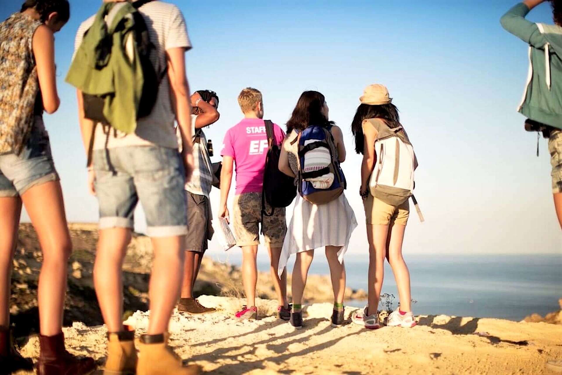 Excursão da EF Malta Excursão de alunos da EF Malta pela costa com um monitor