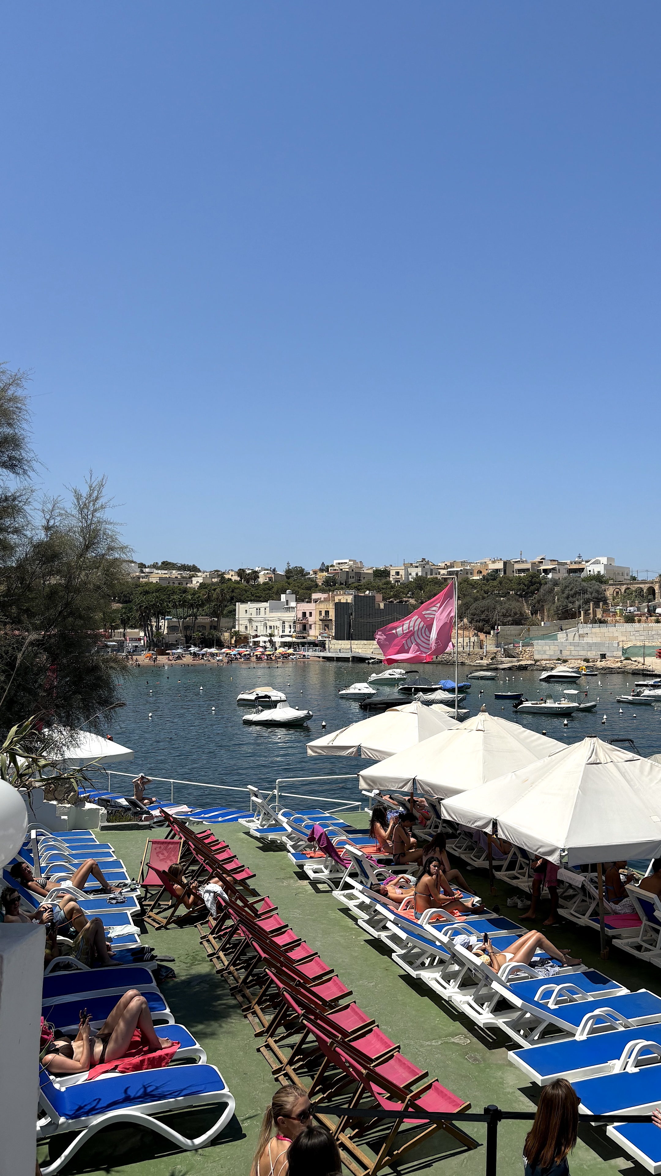 Lido da EF Malta Espreguiçadeiras do EF Beach Club da EF Malta em frente à baía