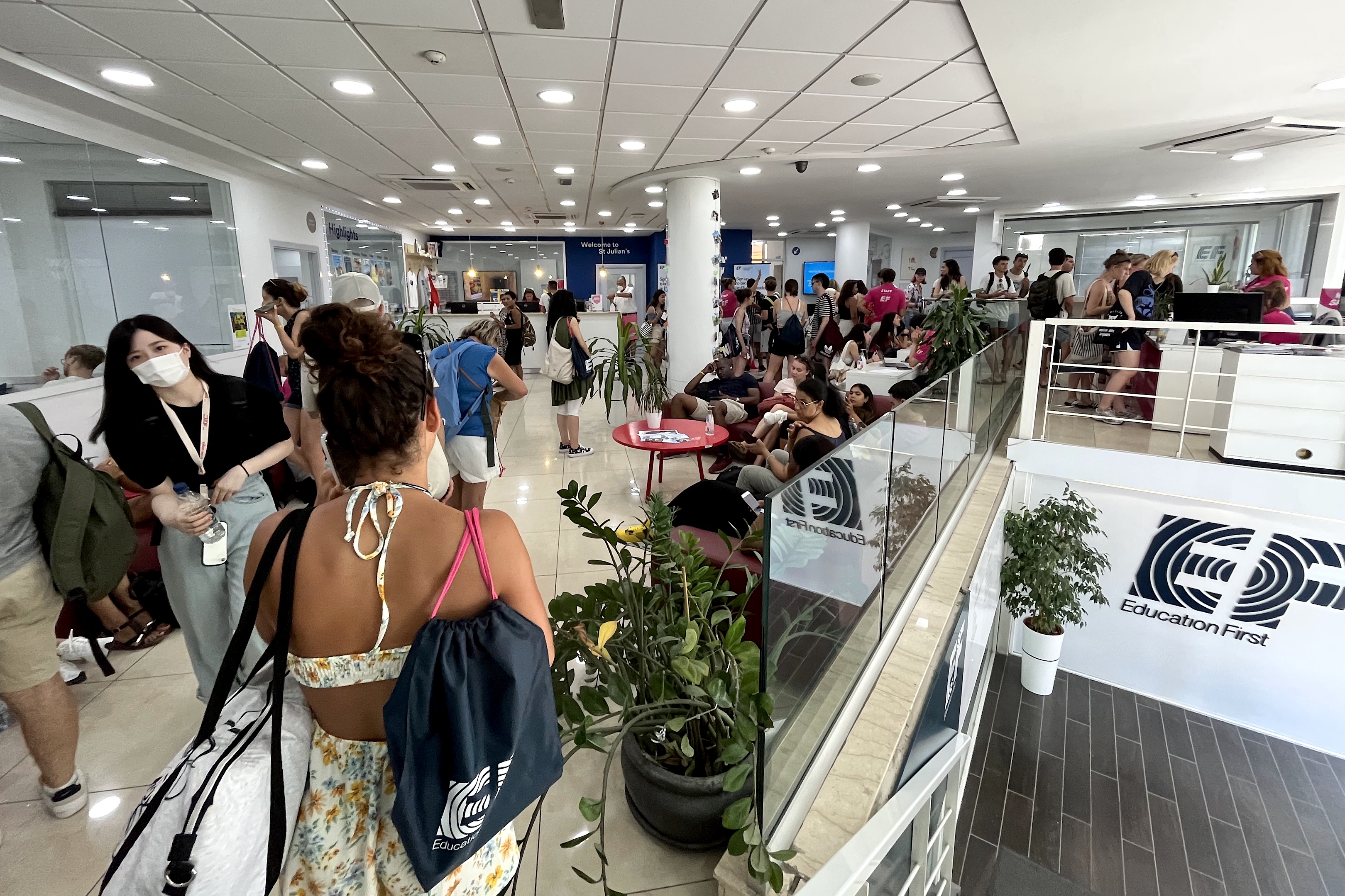 Átrio da EF Malta Átrio do campus da EF Malta cheio de estudantes internacionais