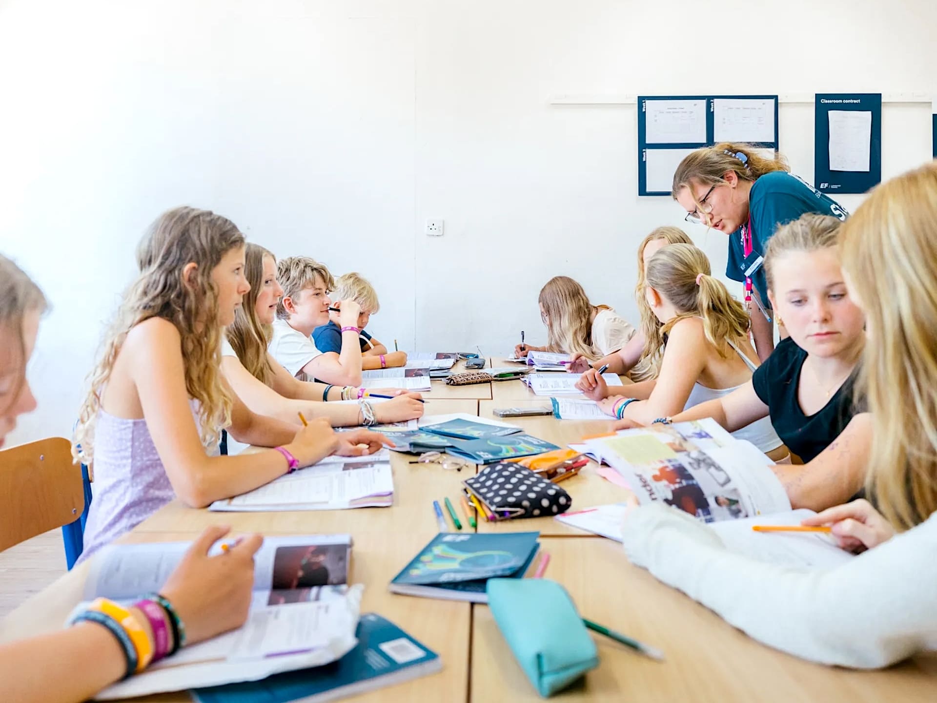 Turma de adolescentes na EF Malta Aula para adolescentes com uma monitora da EF Malta