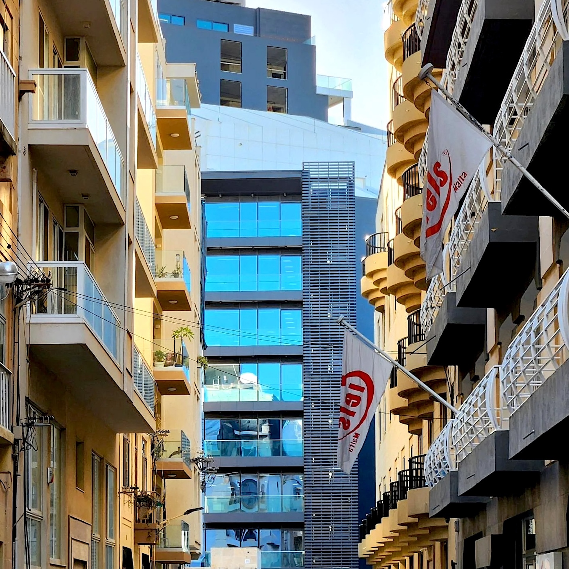 Bâtiment d’IELS Malta Bâtiment moderne d’IELS Malta avec ses drapeaux rouges à Sliema