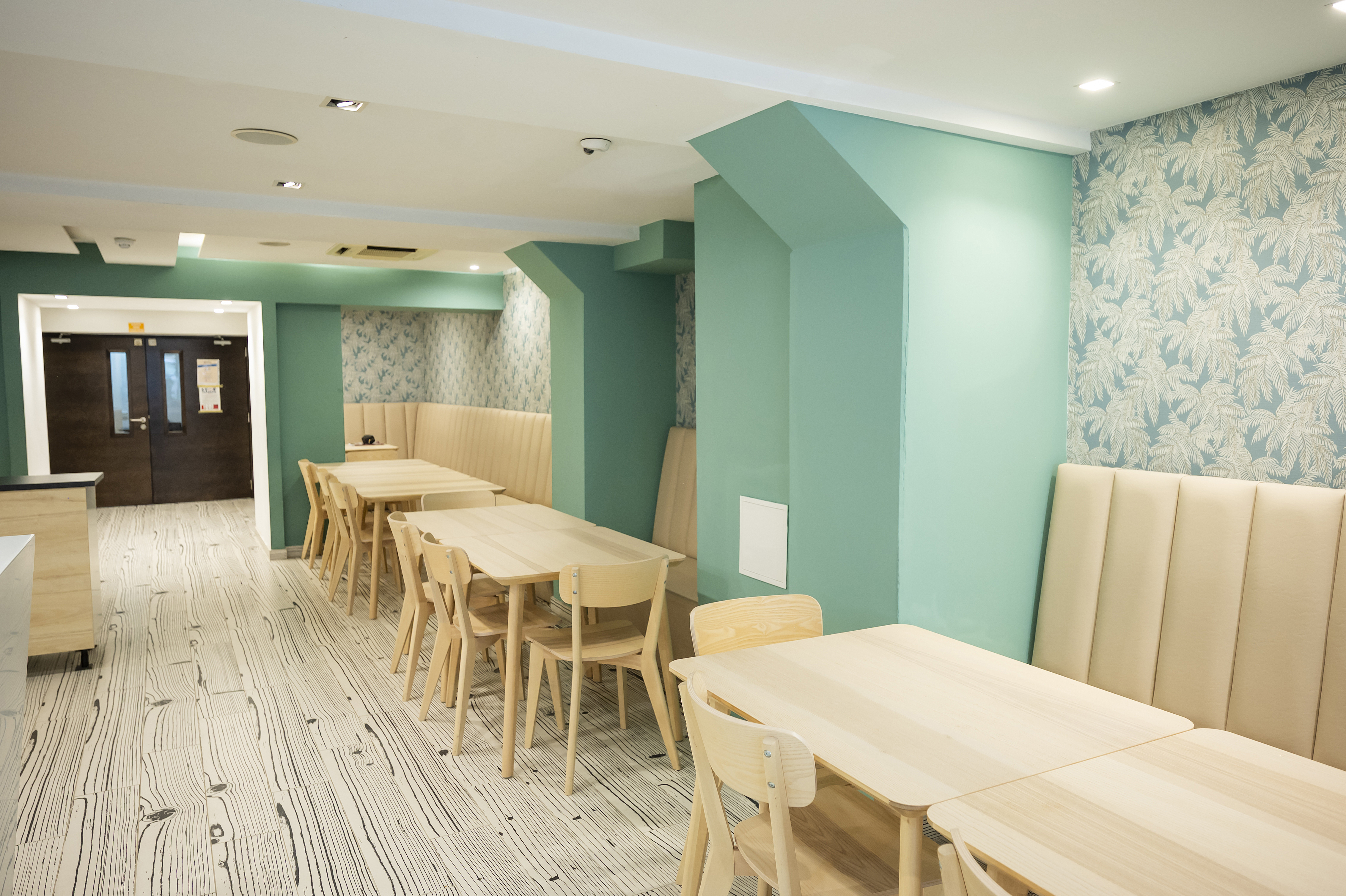 Cafétéria d’IELS Malta Espace cafétéria et détente d’IELS Malta aux tables en bois clair