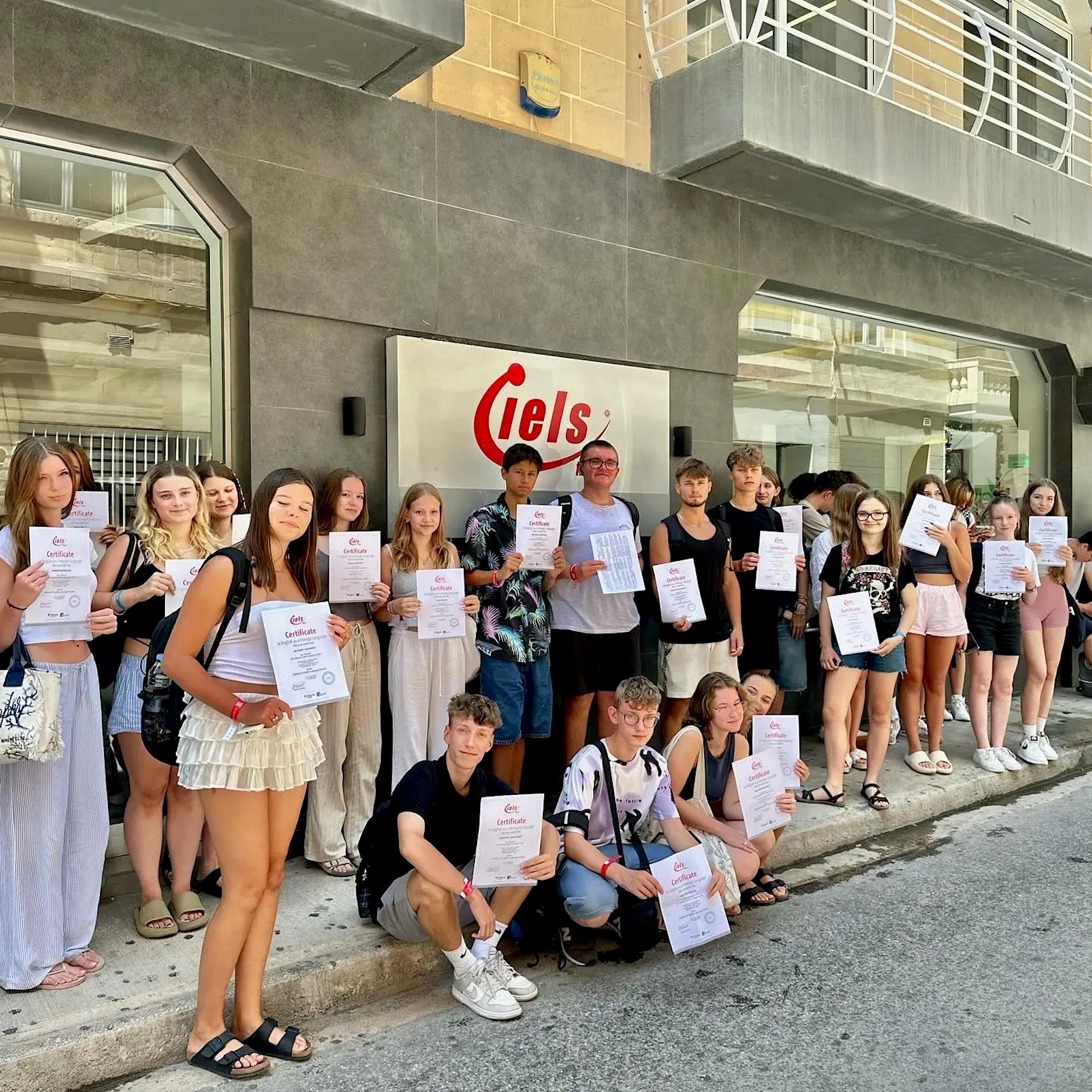 Groupes scolaires à IELS Malta Groupe scolaire d’IELS Malta devant l’école à Sliema