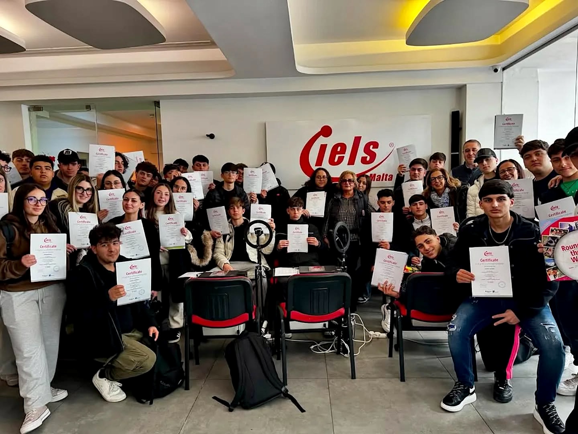 Programme junior d’IELS Malta Groupe de jeunes étudiants d’IELS Malta avec leur certificat