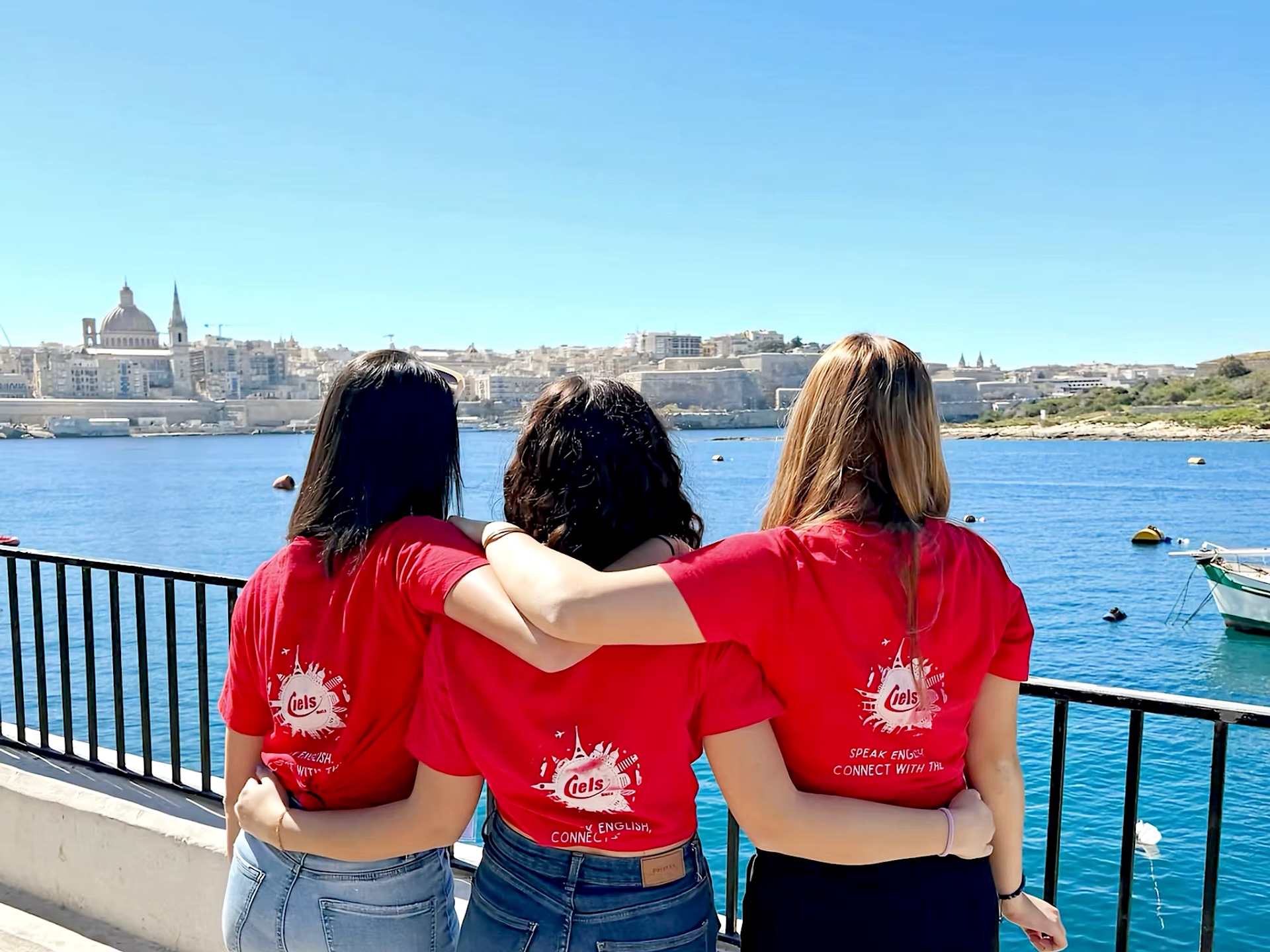 IELS Malta au bord de mer Étudiantes d’IELS Malta face au front de mer de Sliema et à La Valette