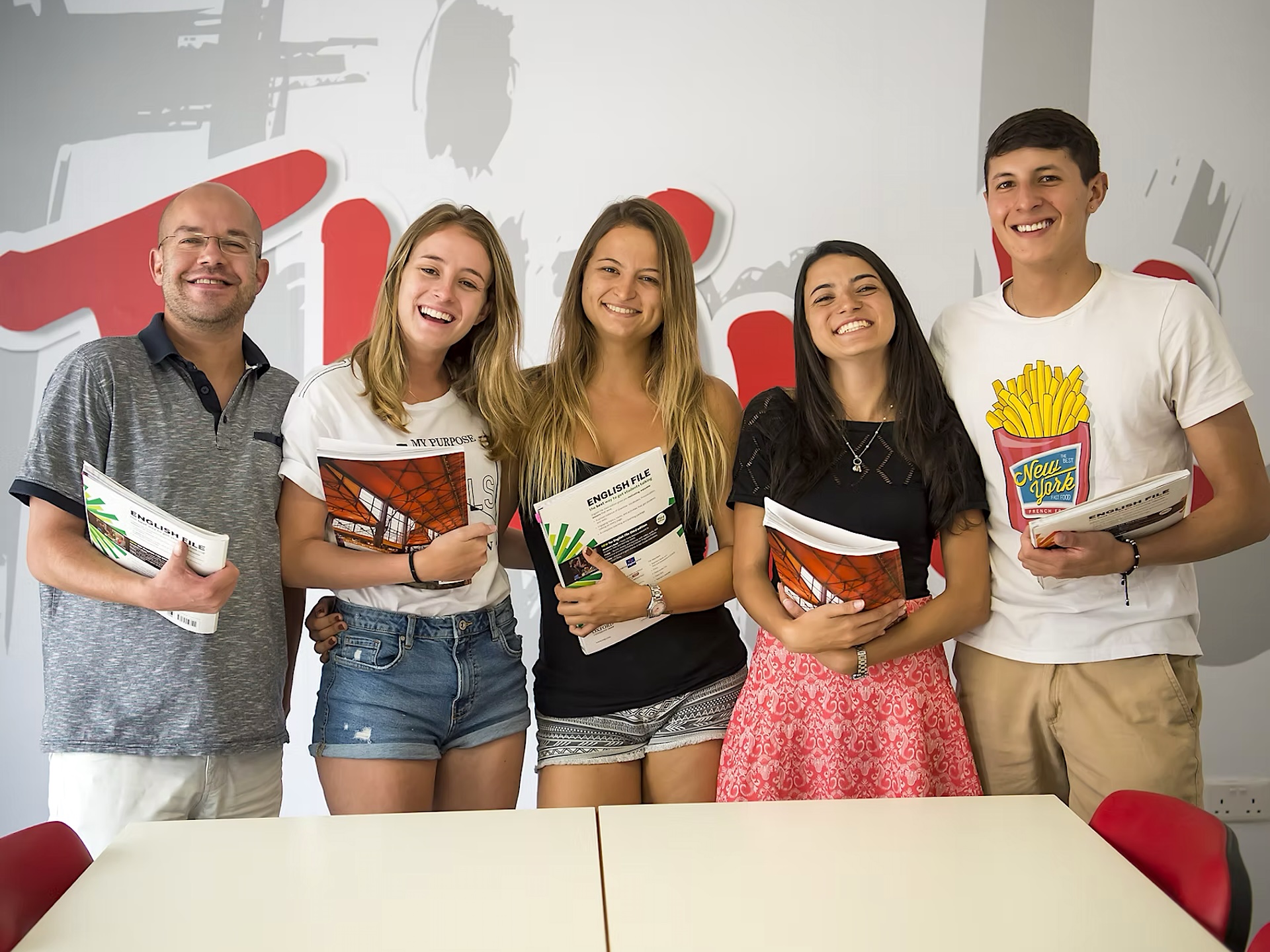 Étudiants à IELS Malta Étudiants adultes d’IELS Malta avec leurs manuels de cours