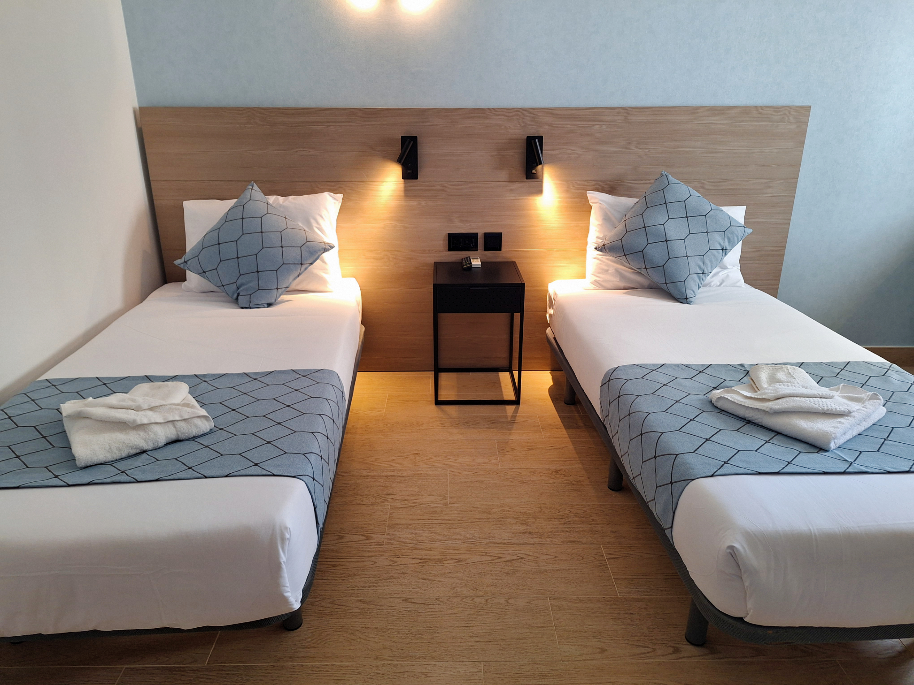 Chambre twin d’IELS Malta Chambre twin moderne d’un hébergement IELS Malta