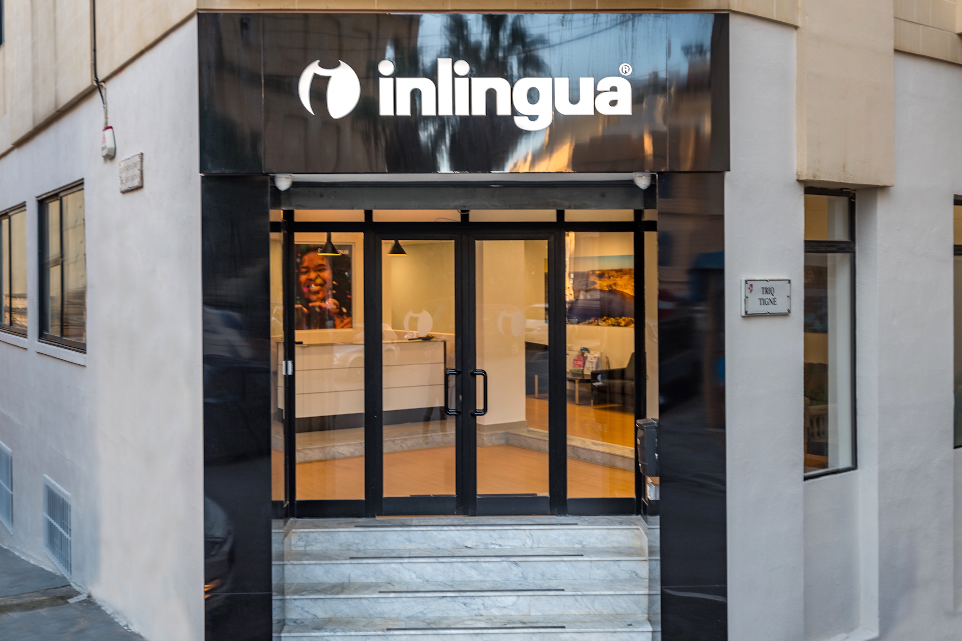 Фасад inlingua Malta Фасад школы inlingua Malta на Tigné Street в Слиме
