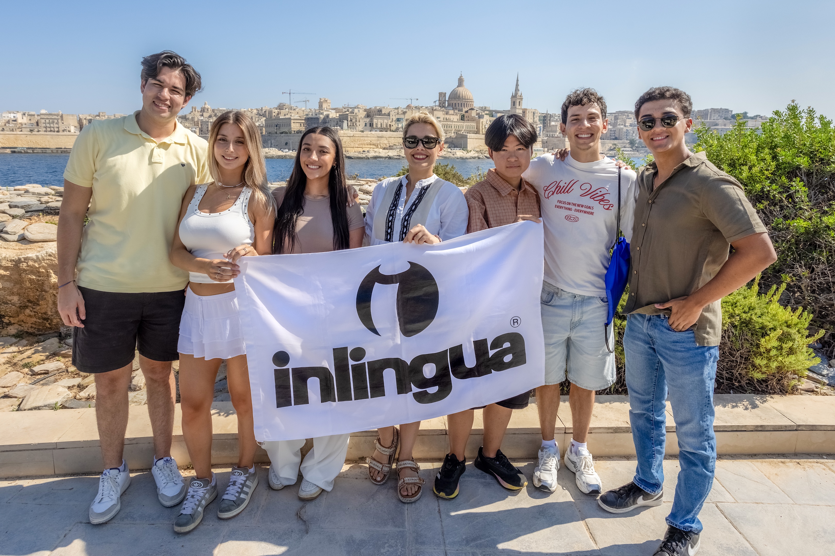 Экскурсия inlingua Malta Студенты inlingua Malta с флагом школы напротив Валлетты