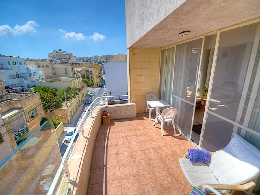 Balcone di un appartamento condiviso proposto da Maltalingua