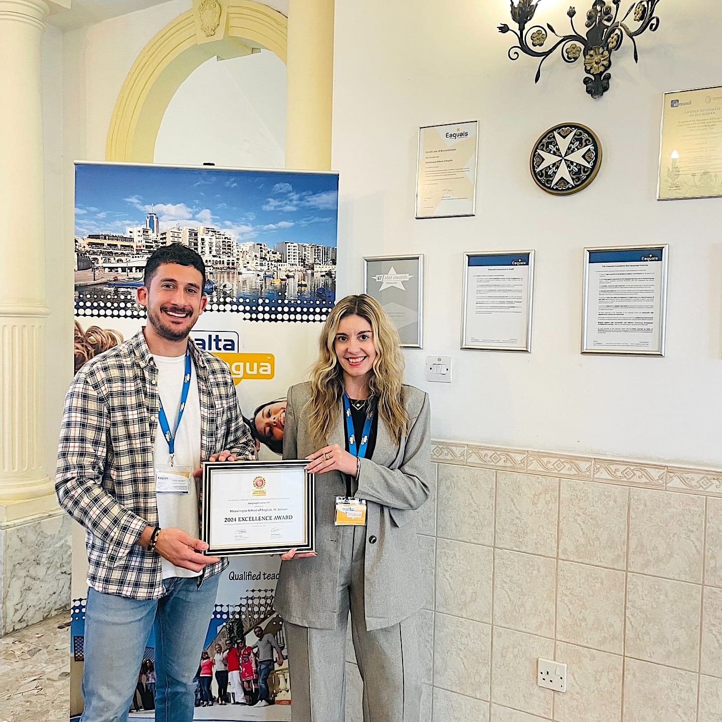 Team di Maltalingua con l’Excellence Award alla reception della scuola