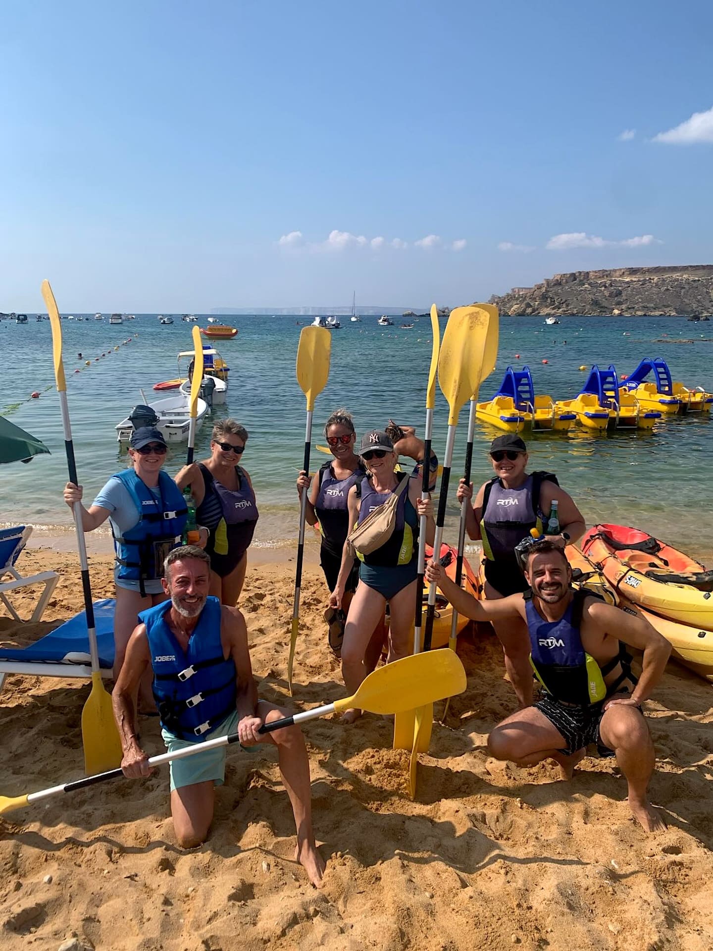 Uscita in kayak degli studenti di Maltalingua su una spiaggia di Malta