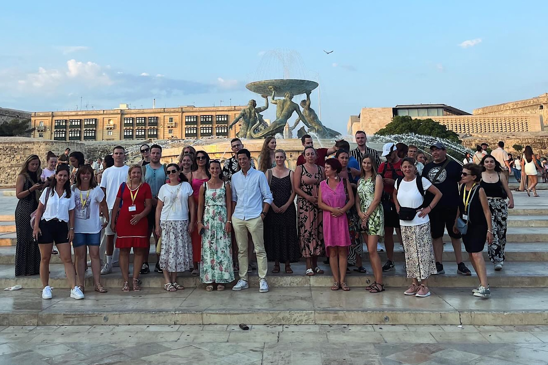 Gruppo di studenti di Maltalingua davanti alla fontana dei Tritoni a La Valletta