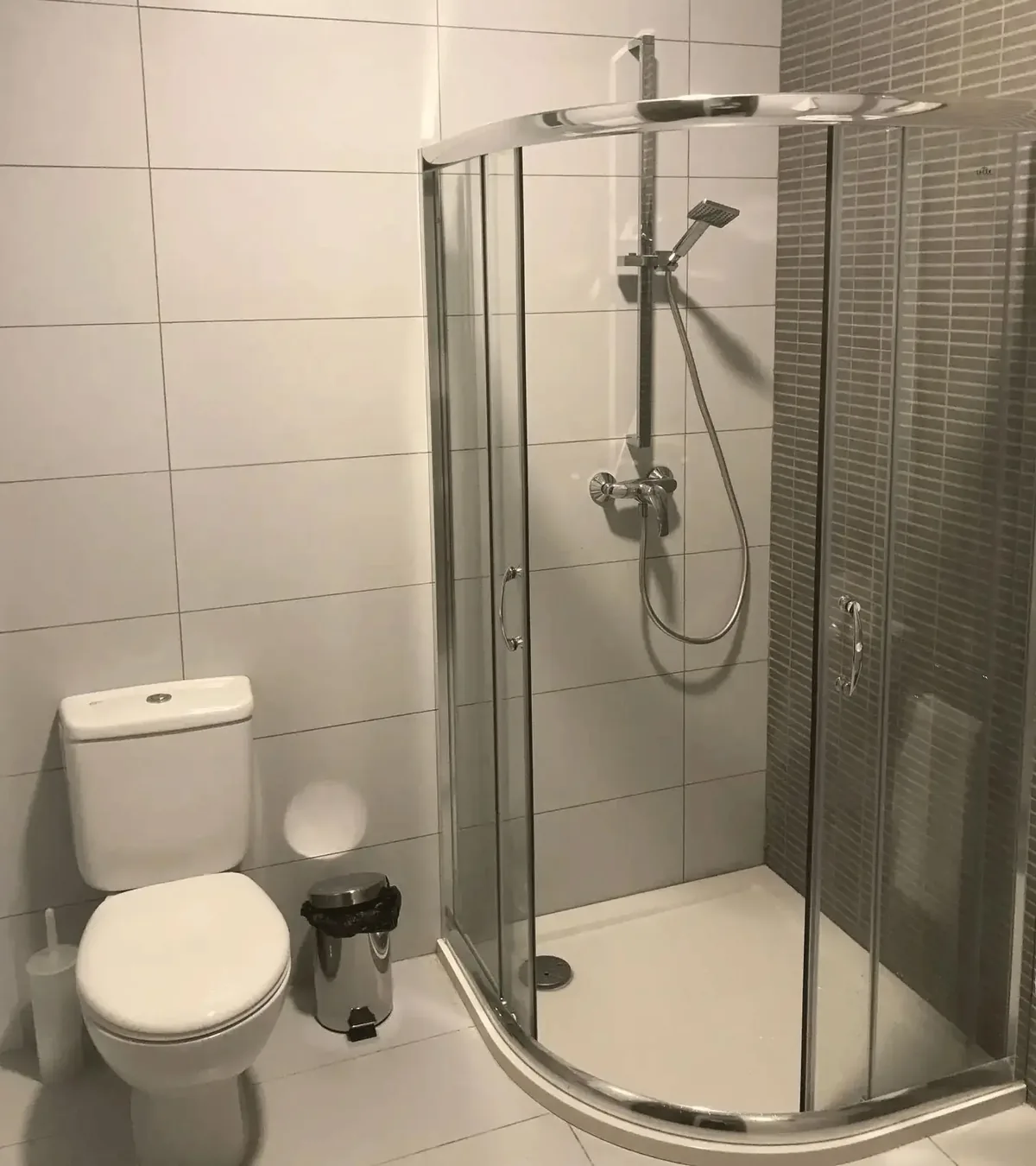Residência ESE Astolat – Casa de banho Casa de banho moderna da residência Astolat com duche envidraçada e WC