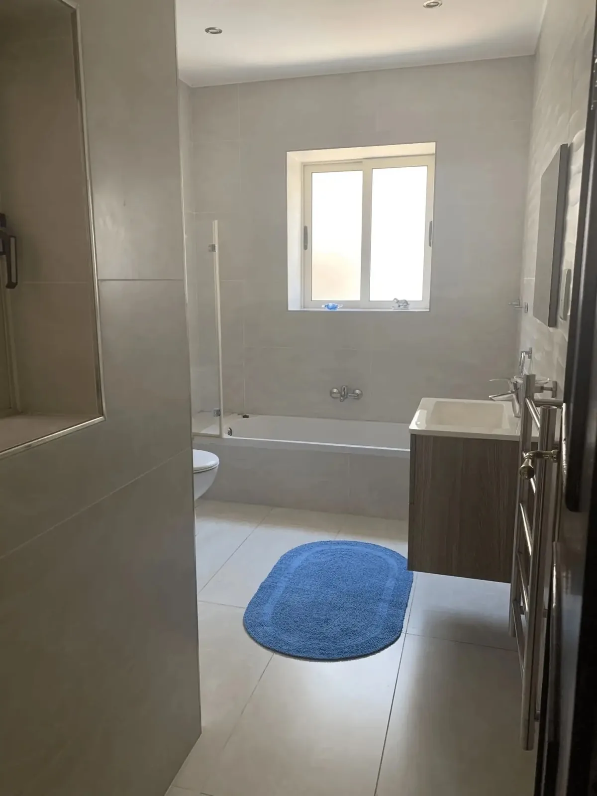 Residência ESE Med Vista – Casa de banho Casa de banho moderna da residência Med Vista com banheira, WC e lavatório