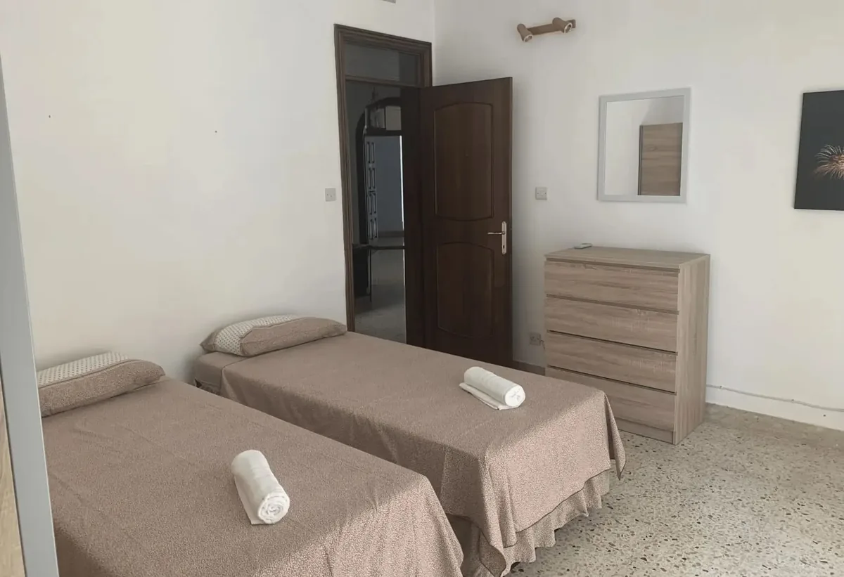 Residência ESE Med Vista – Quarto duplo Quarto duplo espaçoso da residência Med Vista com duas camas simples e cômoda