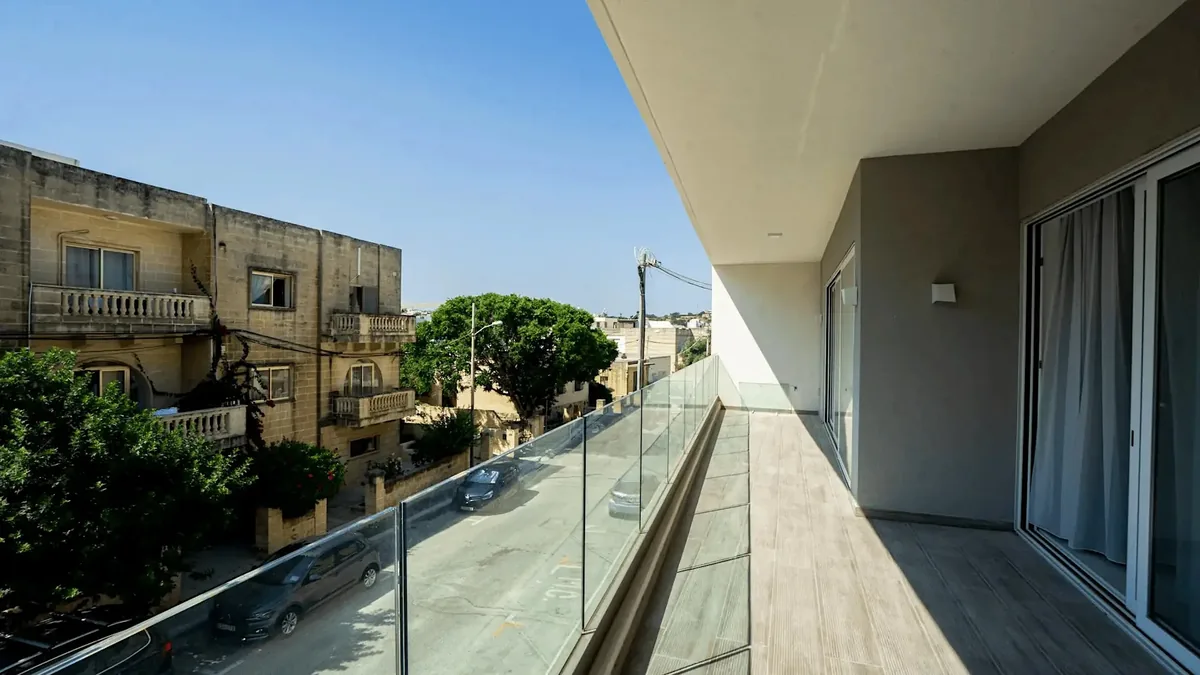 Residência ESE Claret – Terraço Grande terraço da residência Claret com vista sobre o bairro residencial